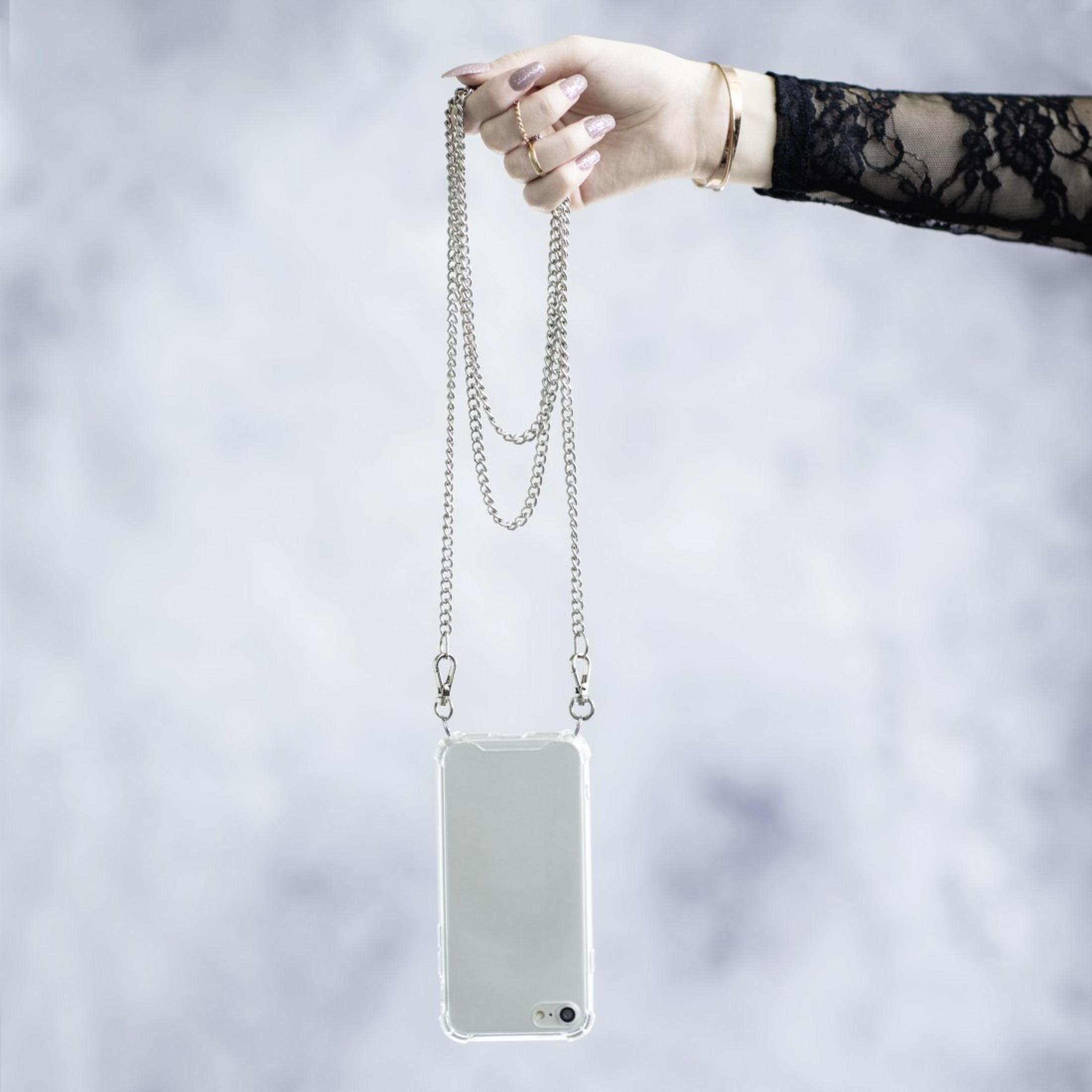 Hand einer Frau, die ein Telefon in einer transparenten Hülle mit silberner Kette hält.