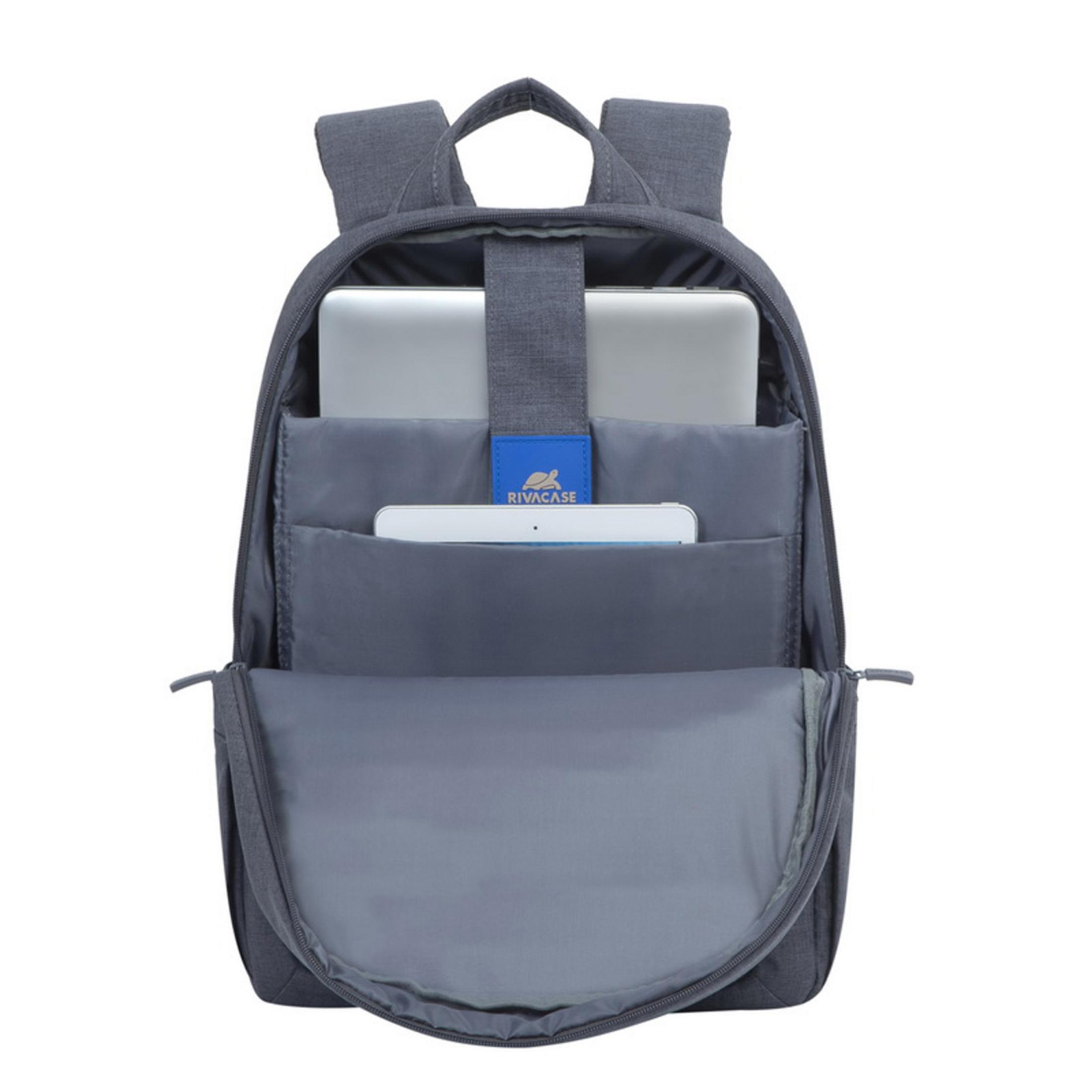 Zaino grigio, aperto, con un laptop, un tablet e altri oggetti all'interno. Lo sfondo è bianco.