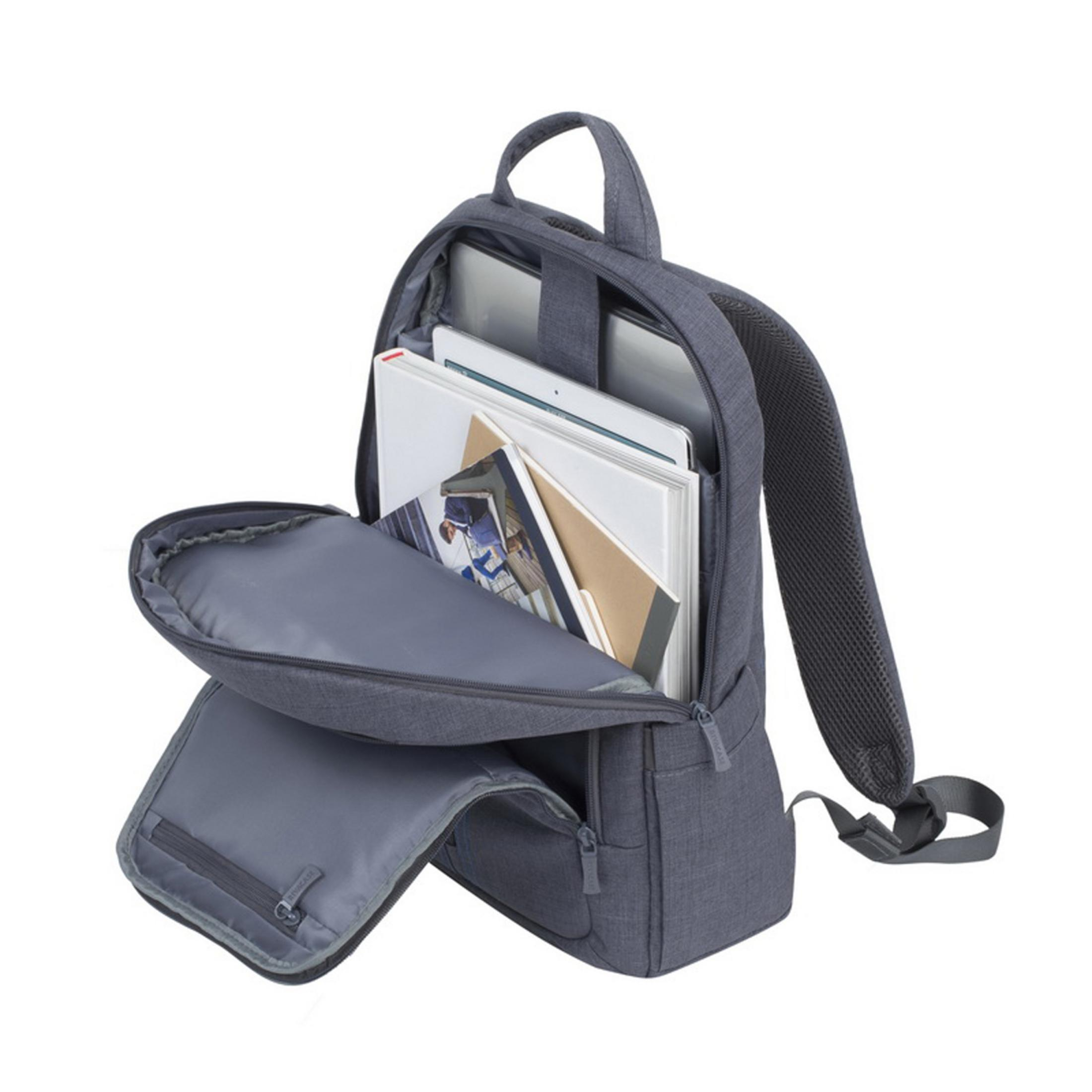 Uno zaino grigio con patta aperta che rivela un laptop, libri e altri oggetti all'interno.