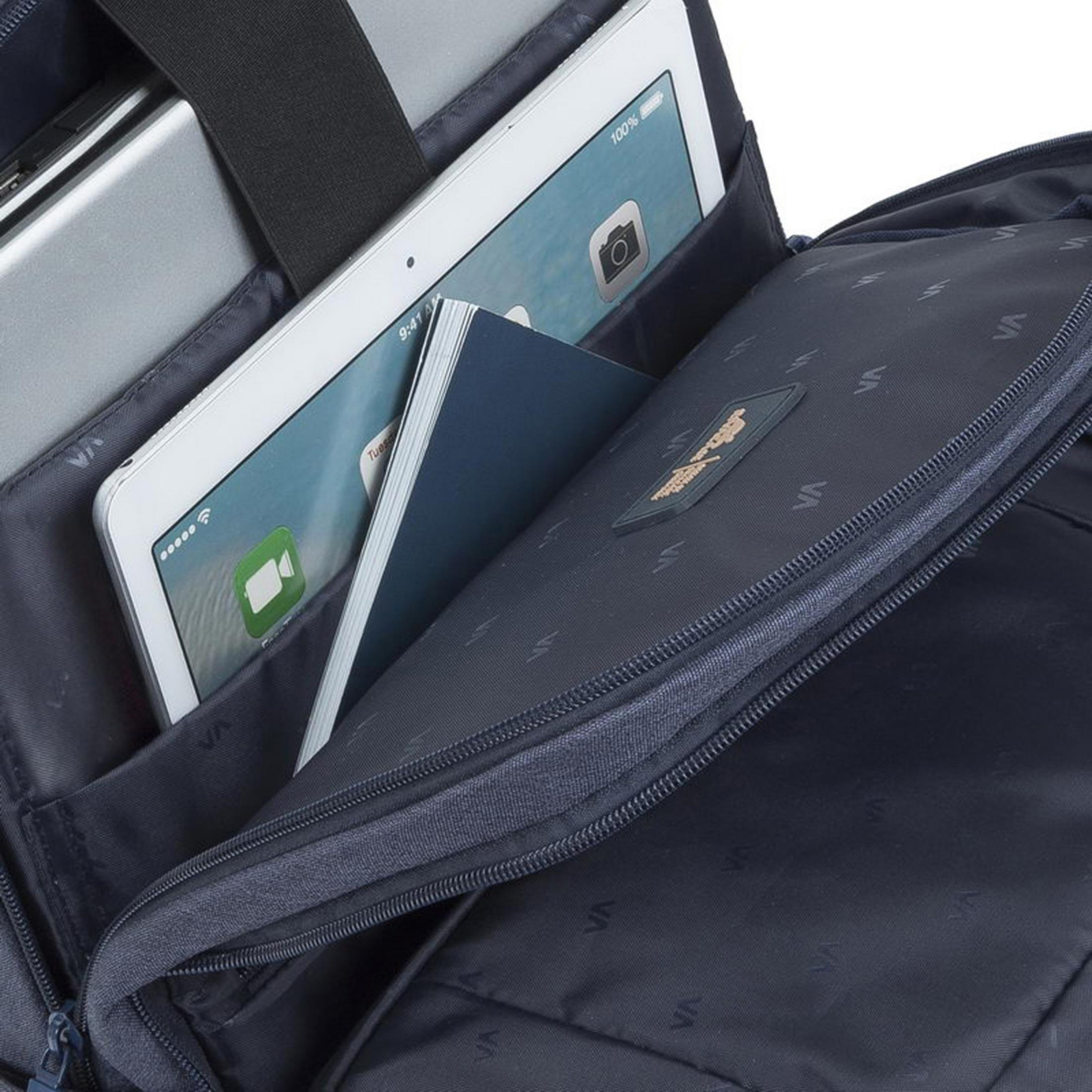 Rucksackinnenseite, mit Tablet, Reisepass und anderen Gegenständen.