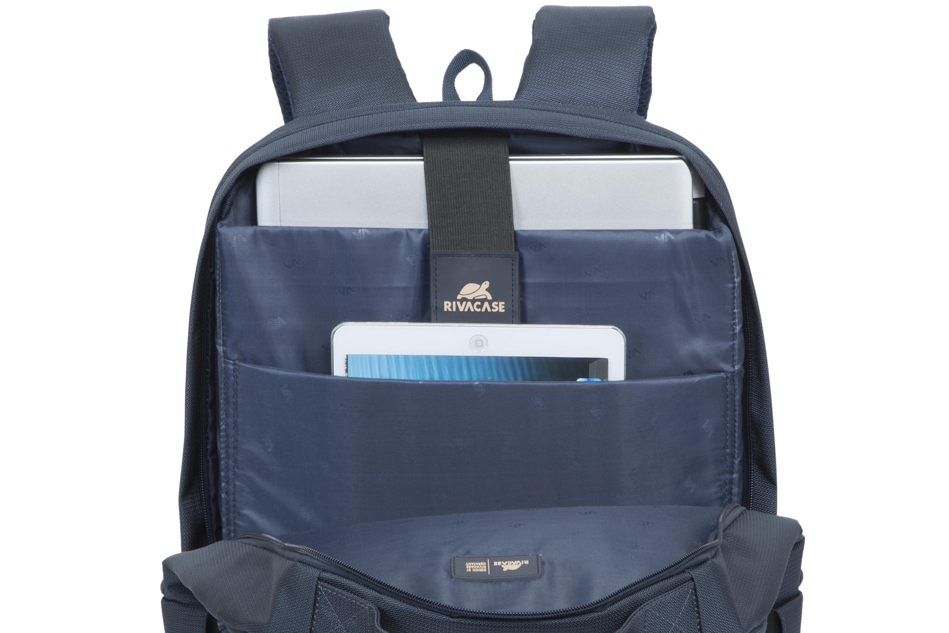 Uno zaino blu scuro è aperto. All'interno ci sono un laptop e un tablet, assicurati da una cinghia.