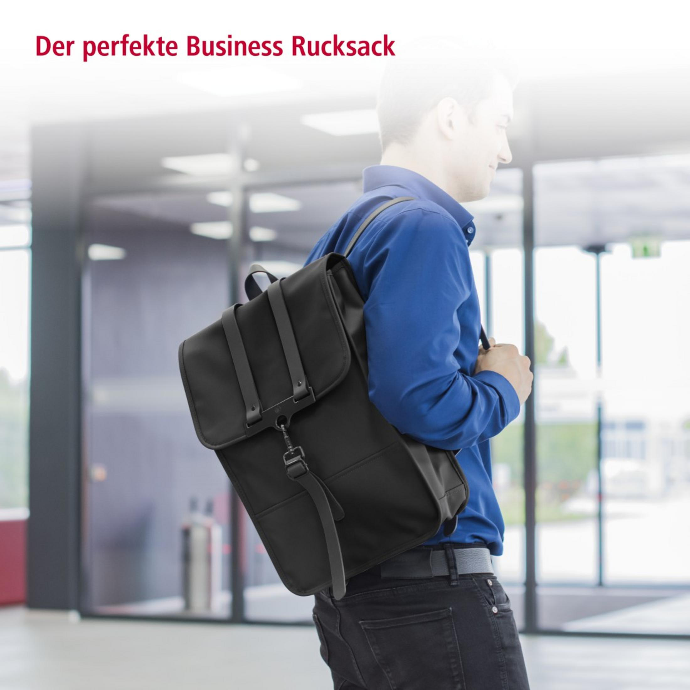 Mann mit schwarzem Rucksack. Er befindet sich in einer Büroumgebung.