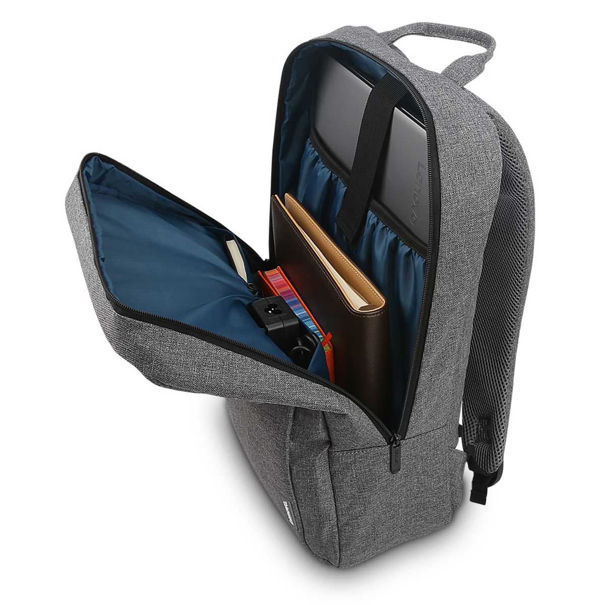 Grauer offener Rucksack mit Laptop, Notizbuch und Zubehör. Blaue Innenausstattung. Weißer Hintergrund.
