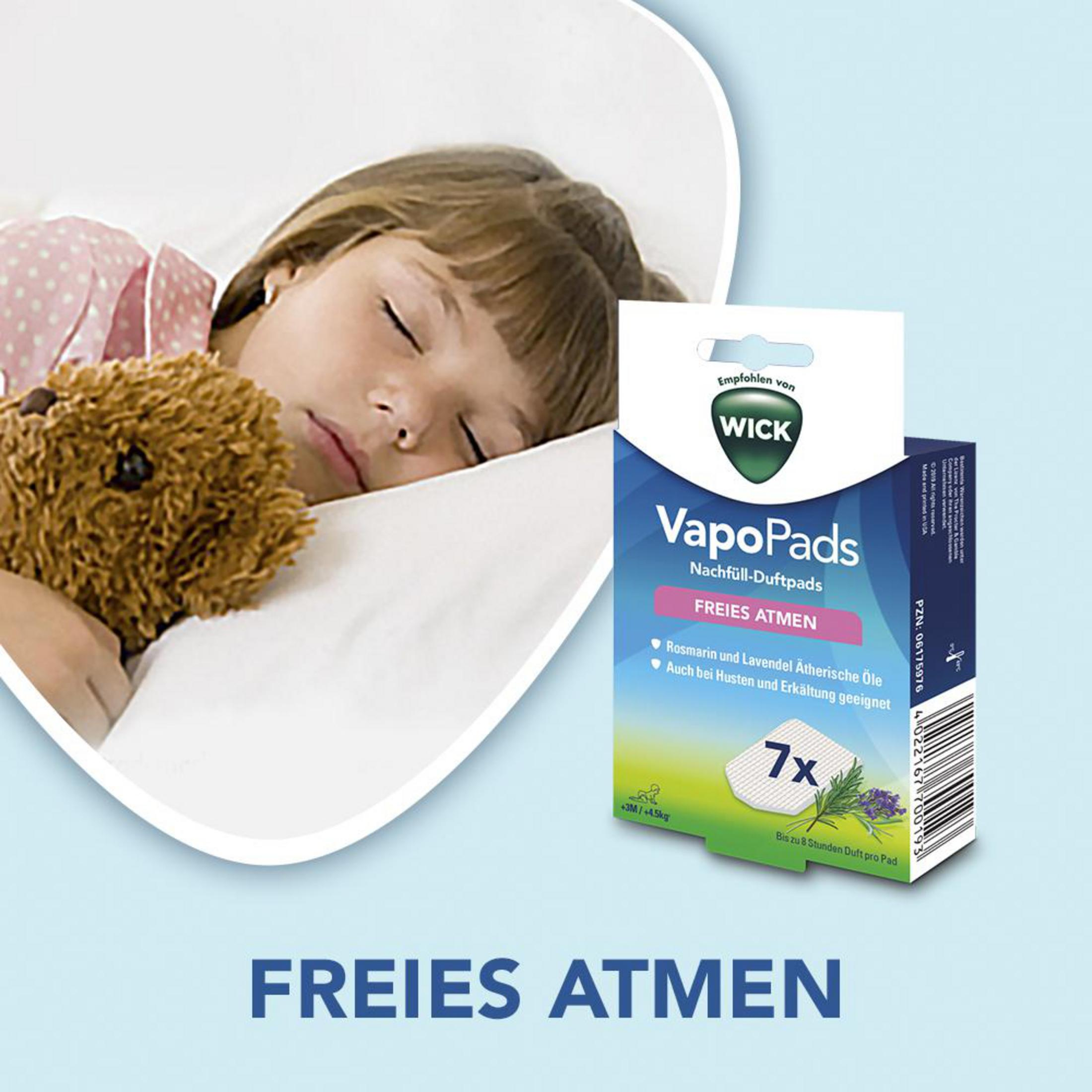 Ein Kind schläft mit einem Teddybären neben einer VapoPads-Box. Die Box hat Text und Bilder.