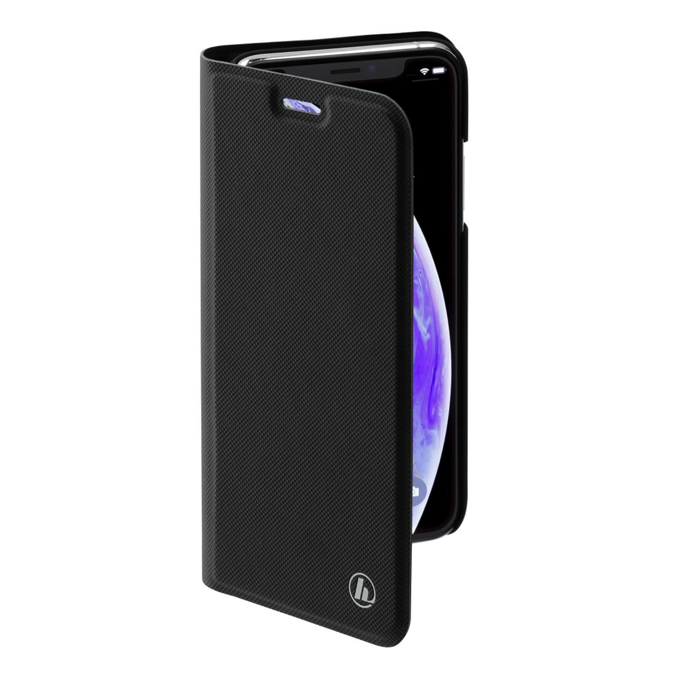 Eine schwarze Handyhülle, geöffnet, um einen Telefonbildschirm zu zeigen, mit Markenlogo vorne.