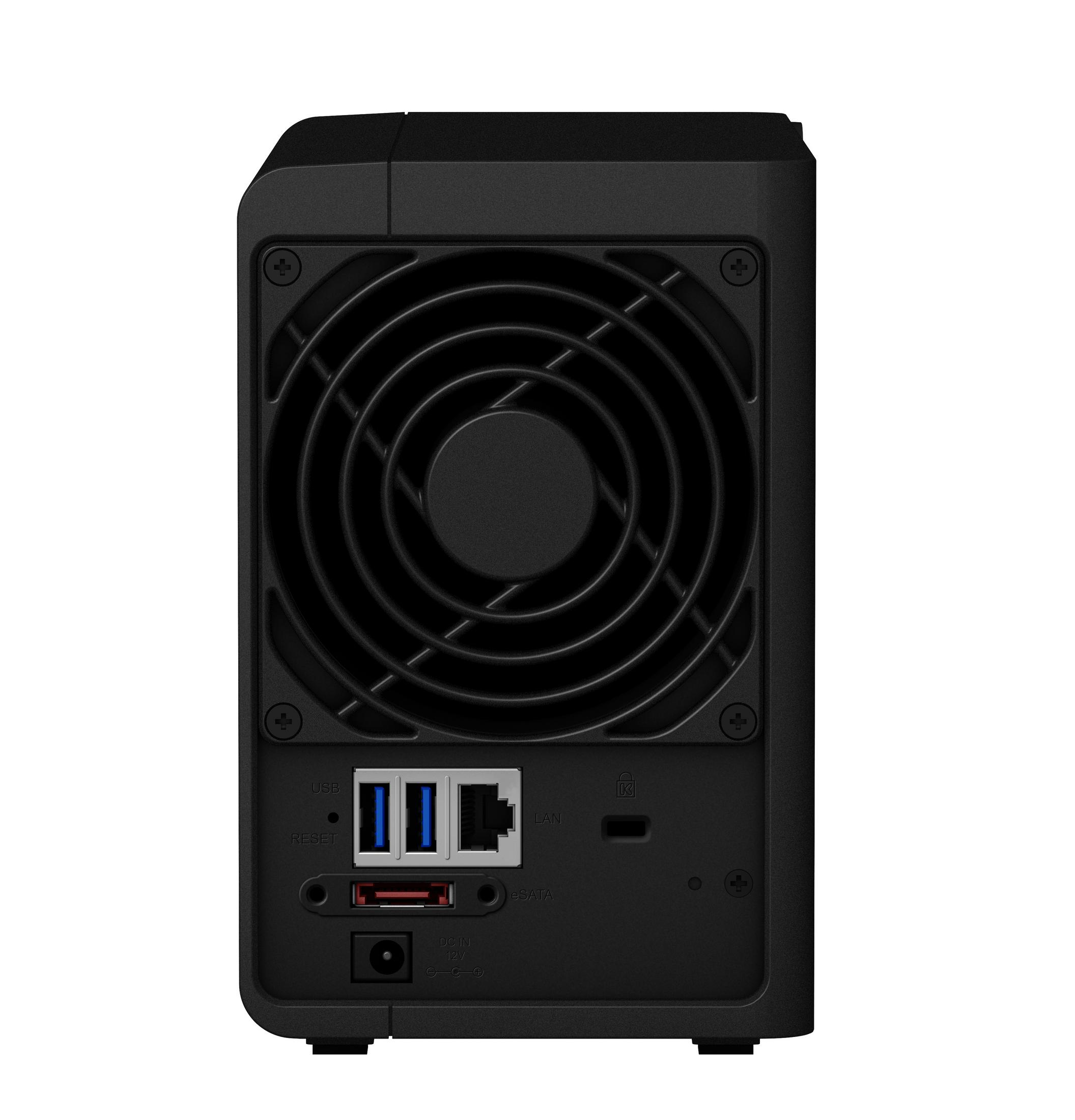 Die Rückseite eines schwarzen NAS-Servers. Es hat einen Lüfter, verschiedene Anschlüsse und einen DC 12V-Eingang.