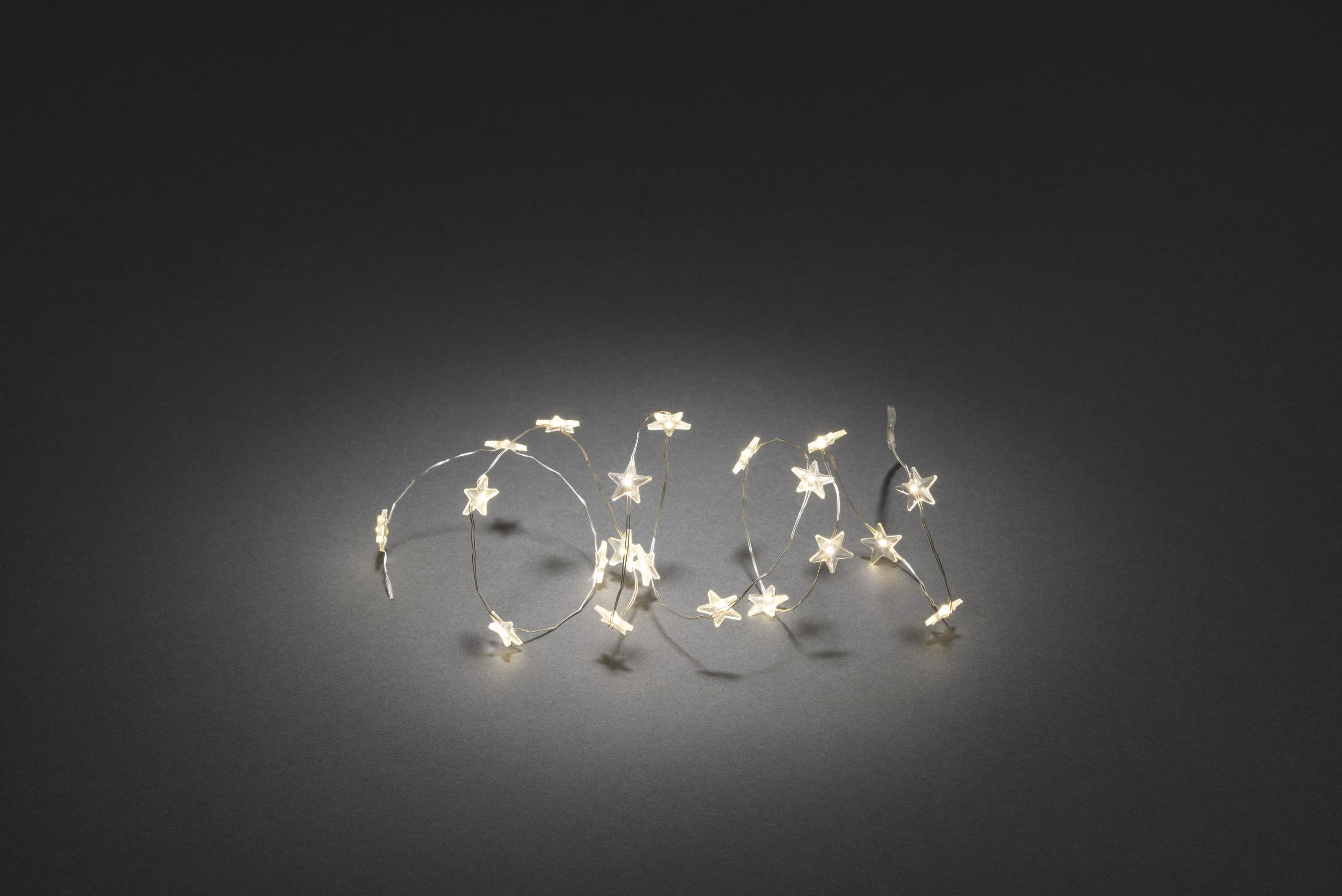 Lichterkette mit sternförmigen Lichtern, dunkler grauer Hintergrund.