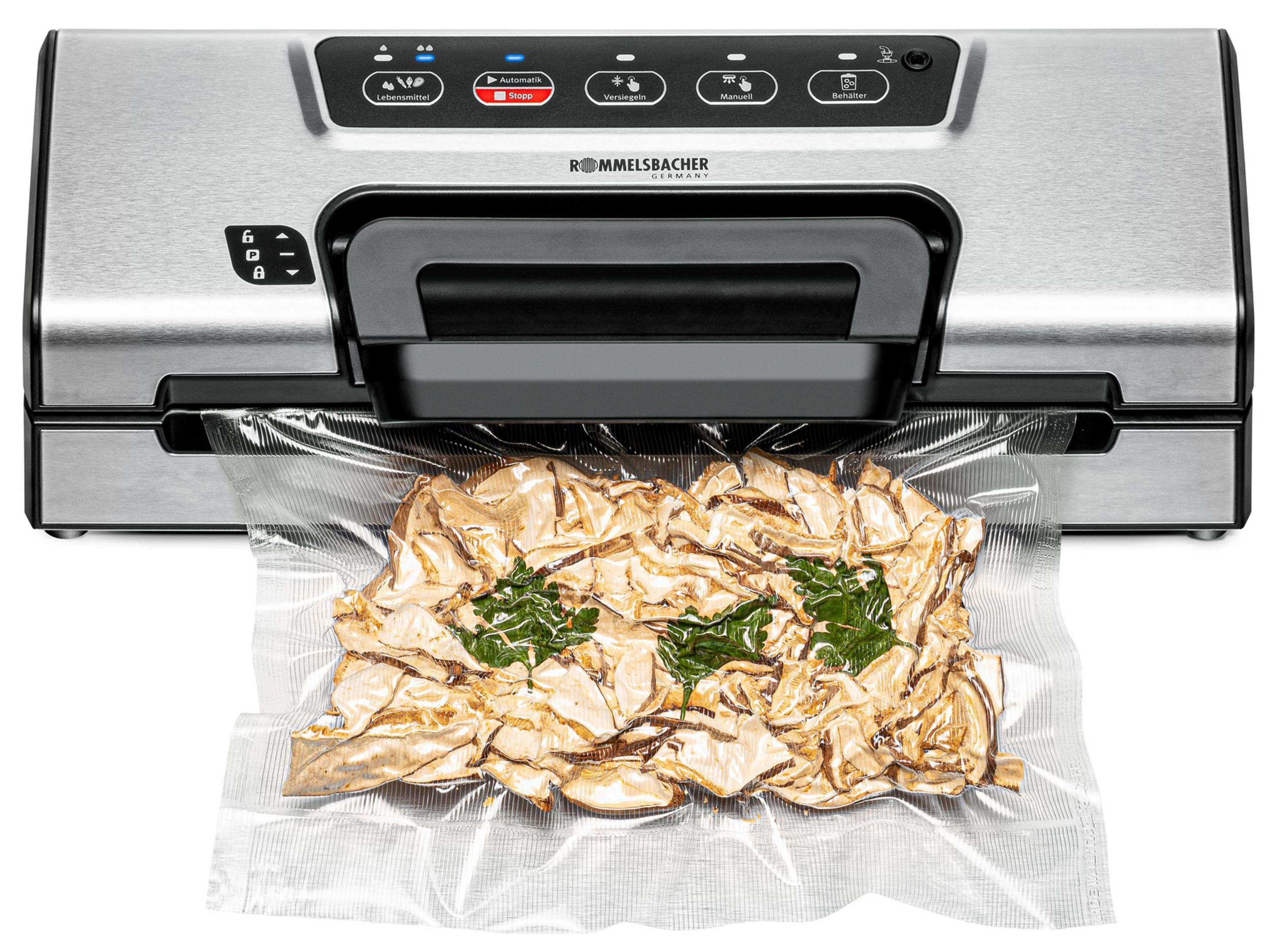 Zgrzewarka próżniowa z workiem suszonych grzybów na białym tle.