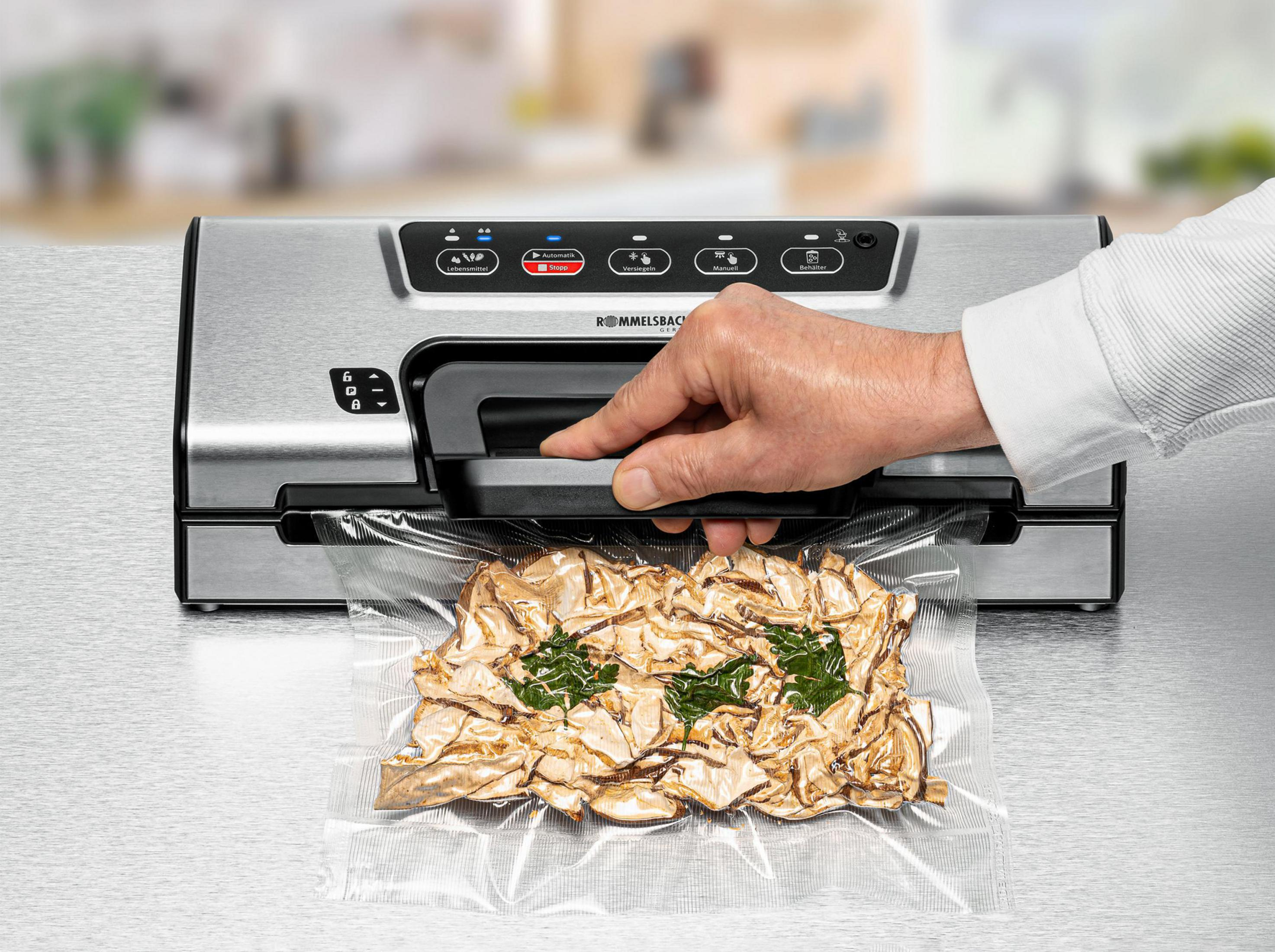 Zgrzewarka próżniowa z ręką naciskającą pokrywę. Grzyby w worku.