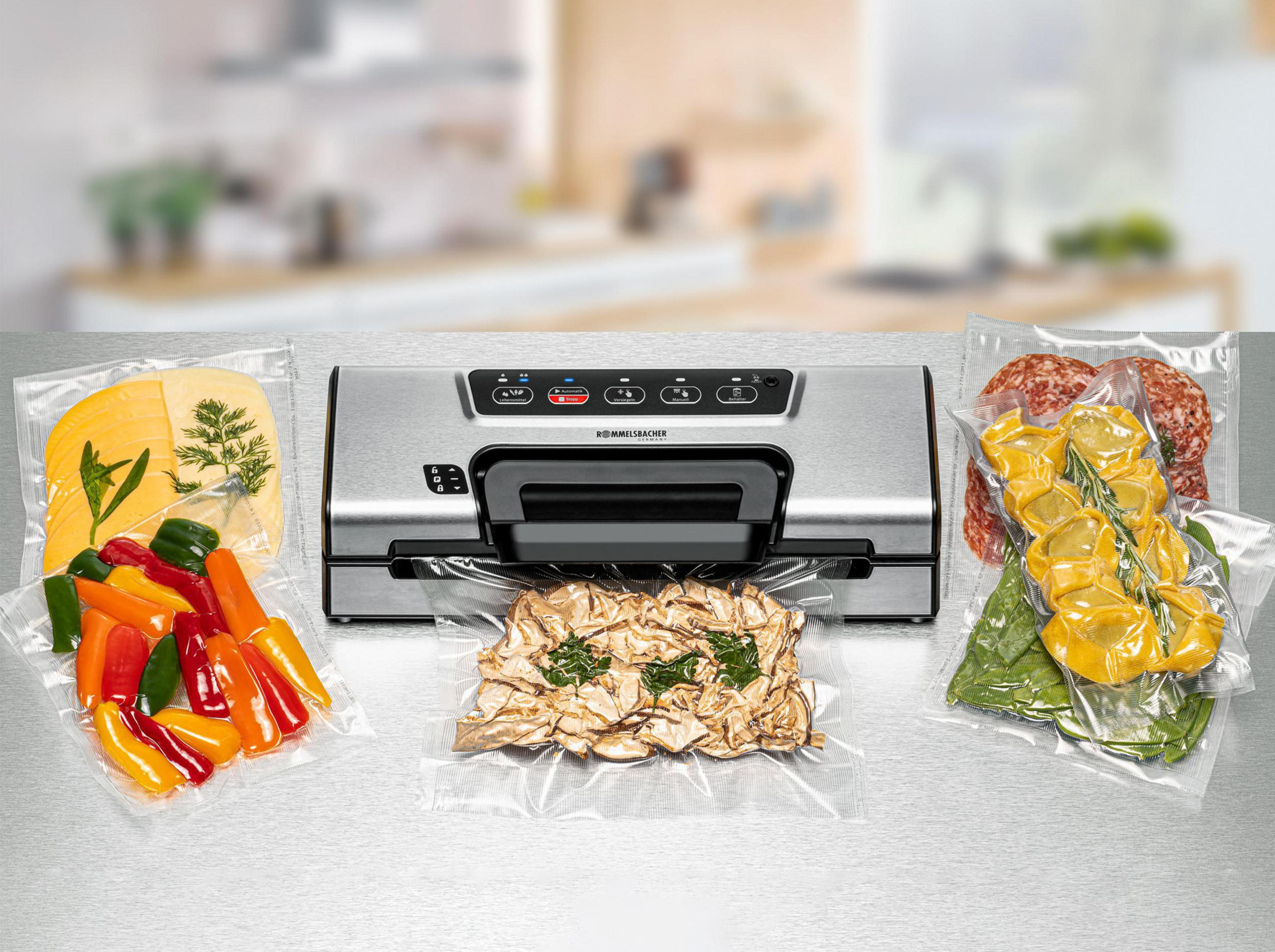 Zgrzewarka próżniowa z zapieczętowanymi torebkami z jedzeniem: serem, papryką i ravioli.