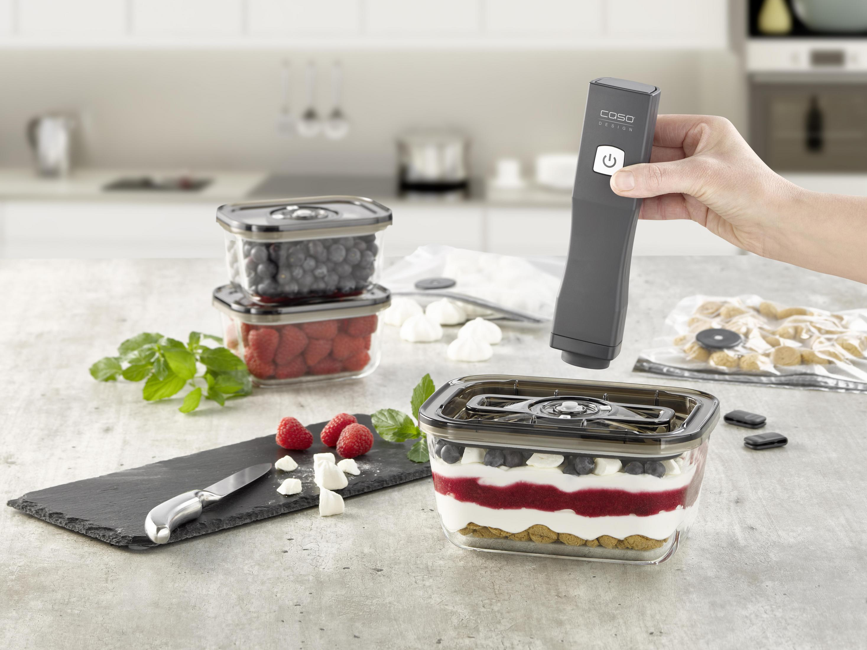 Contenitori per alimenti sigillati sottovuoto. Visibili bacche e altri alimenti.