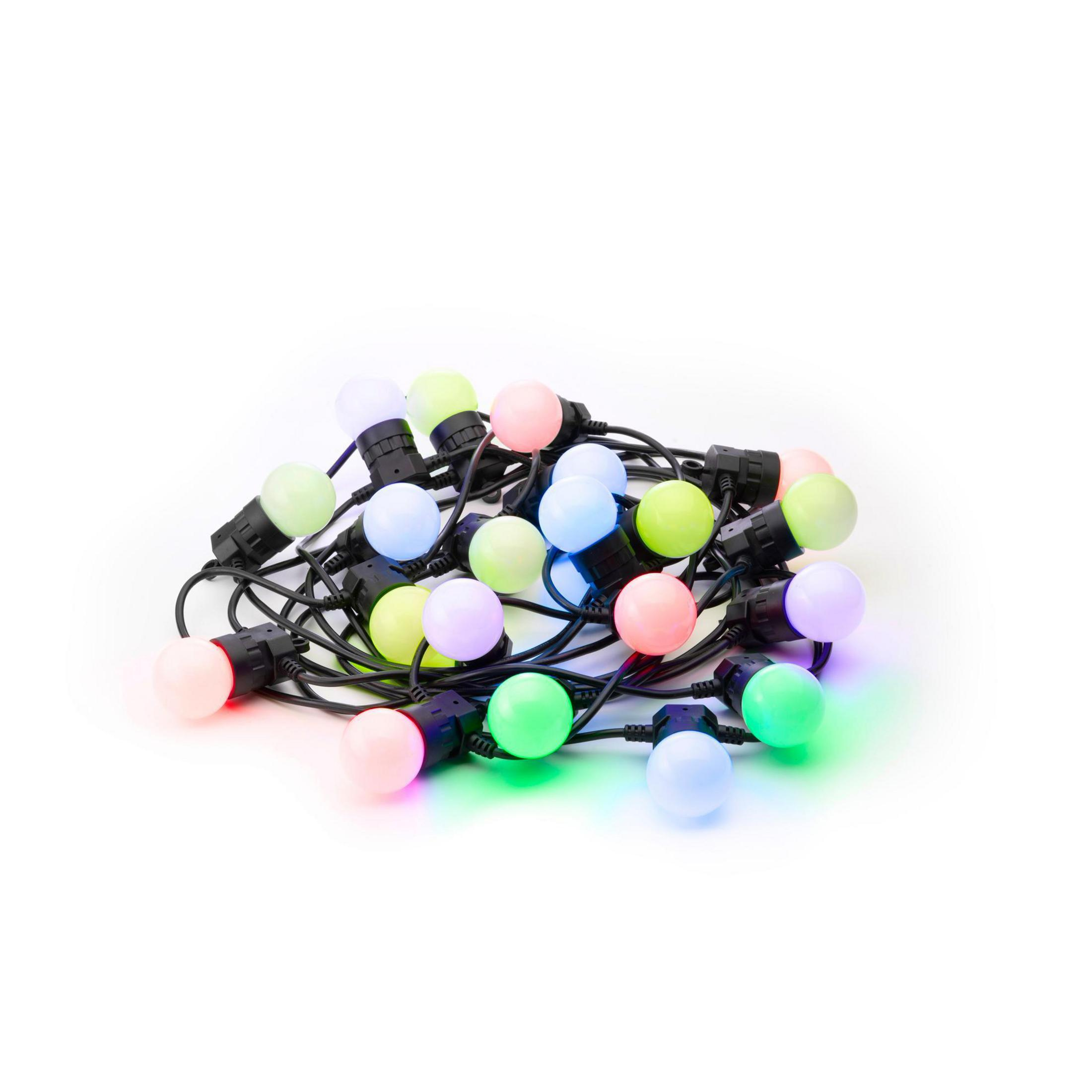 Schnur aus farbigen LED-Leuchten auf weißem Hintergrund. Die Glühbirnen sind in verschiedenen Farben: Rosa, Grün, Blau und Gelb.