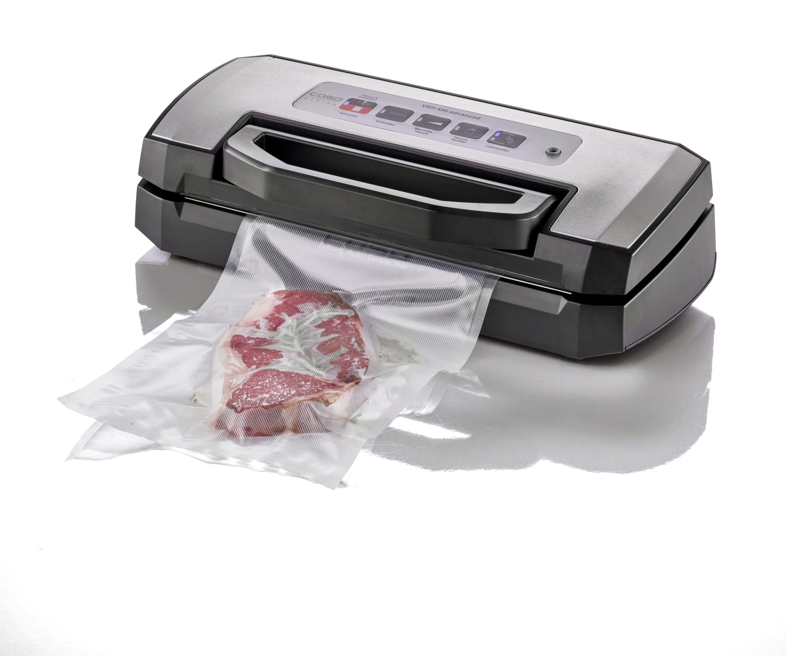 Sigillatrice sottovuoto con carne in sacchetto trasparente, su sfondo bianco.