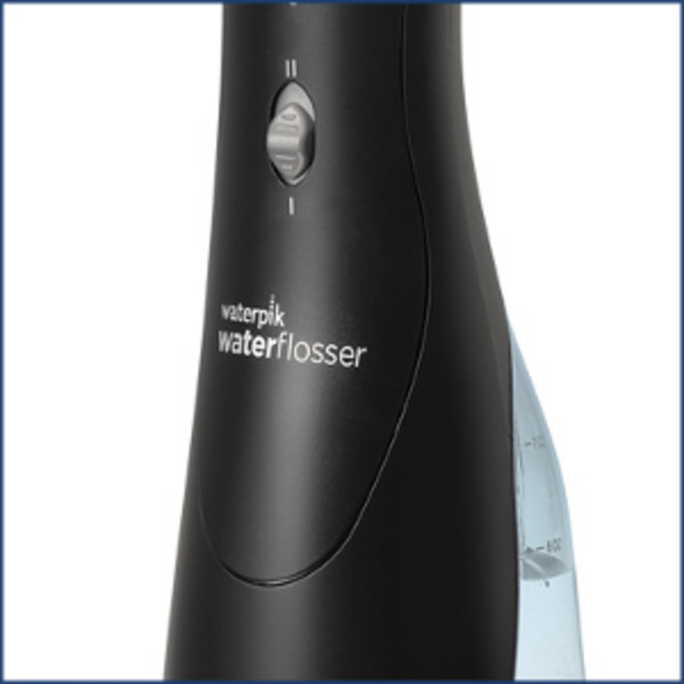 Idropulsore Waterpik nero, un dispositivo per l'igiene orale, con testo.