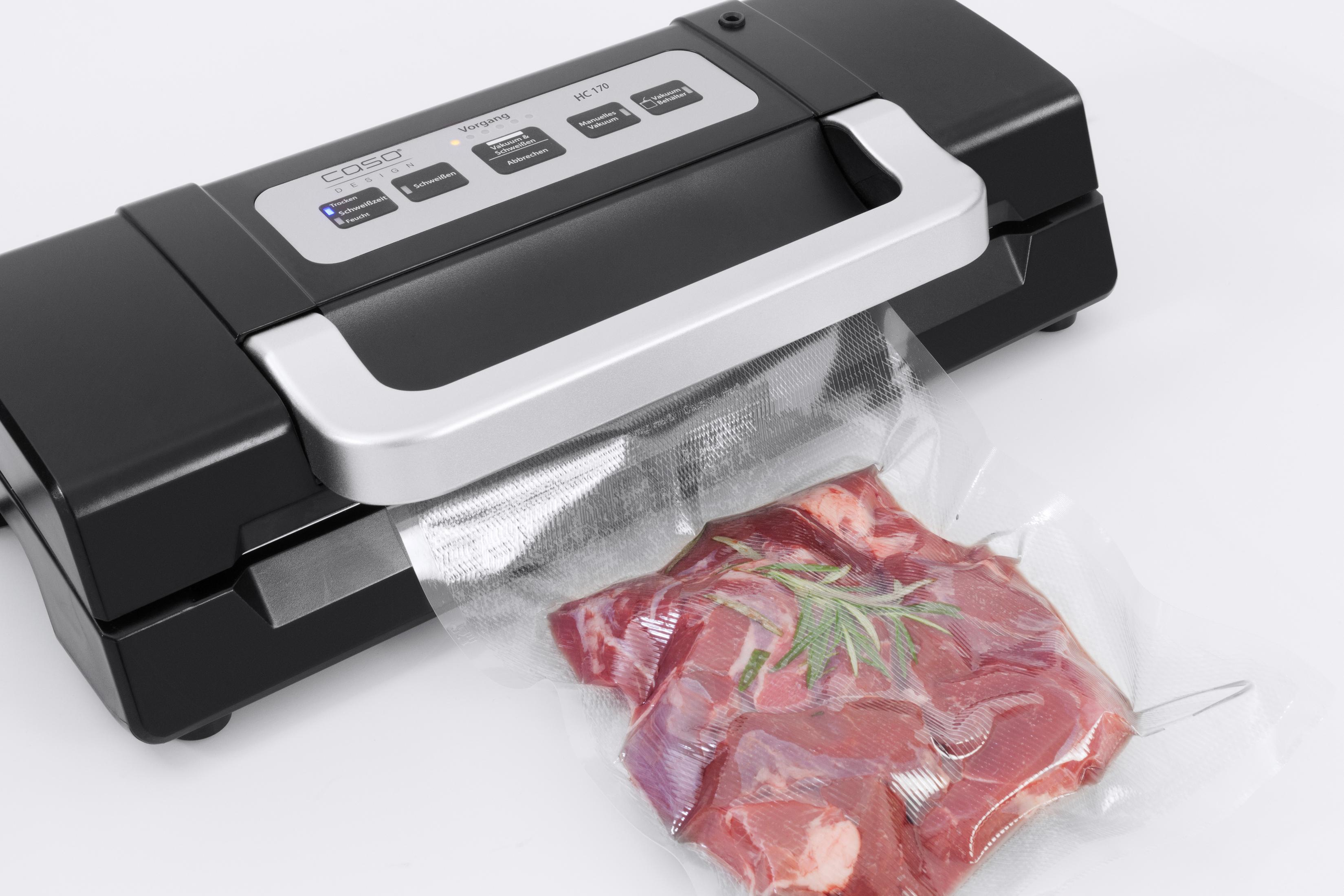 Sigillatrice sottovuoto nera che sigilla un sacchetto di carne. La carne è rossa.