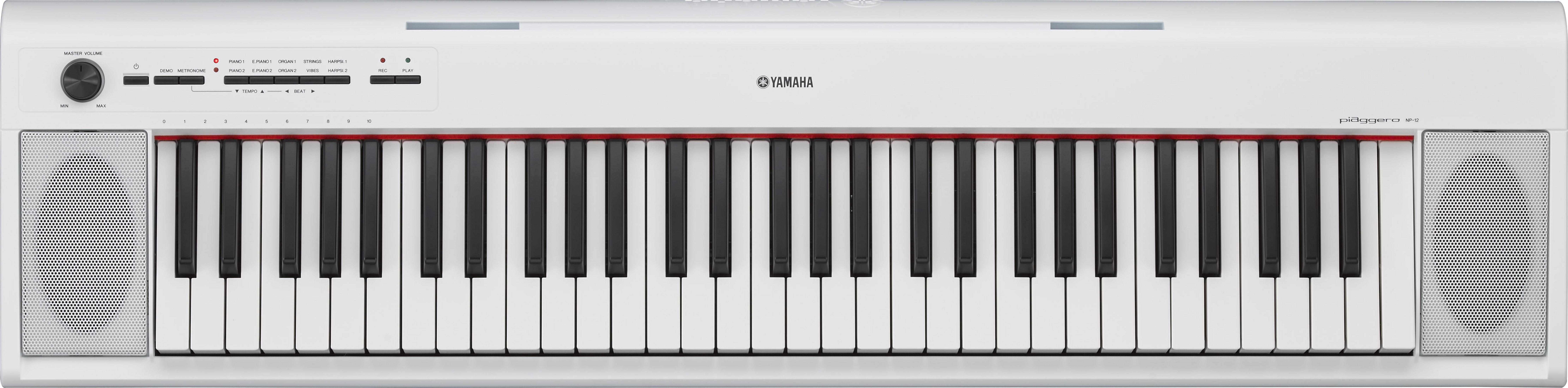 Weißes Yamaha Digitalpiano, Draufsicht, mit Tasten, Bedienfeld und Lautsprechern auf jeder Seite. Weißer Hintergrund.