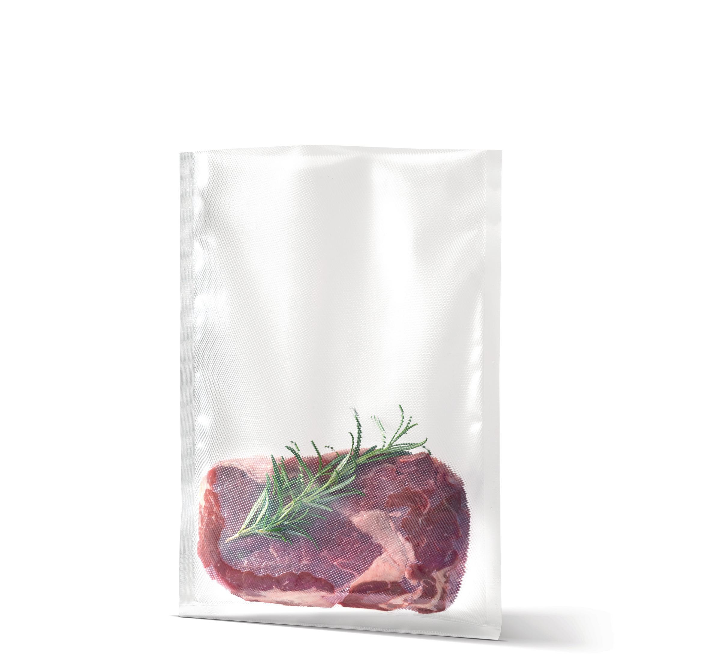 Ein Steak in einem durchsichtigen Plastikbeutel mit einem Rosmarinzweig.