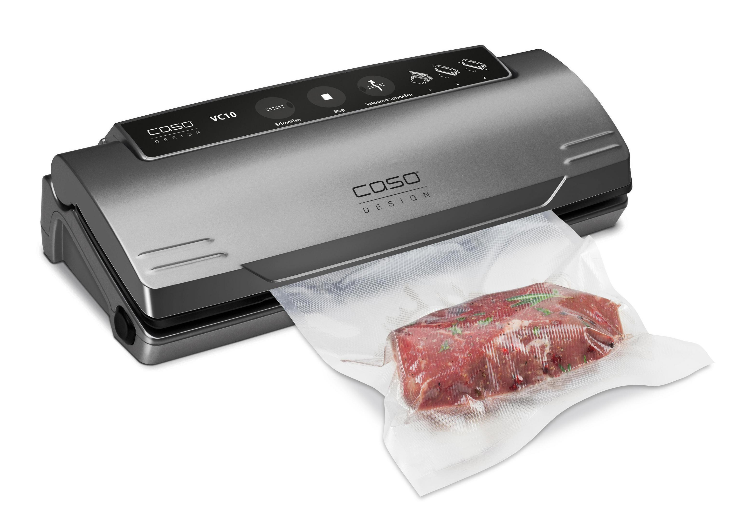 Vakuumiergerät mit Fleisch im Beutel. Graue und schwarze Maschine. Weißer Hintergrund.