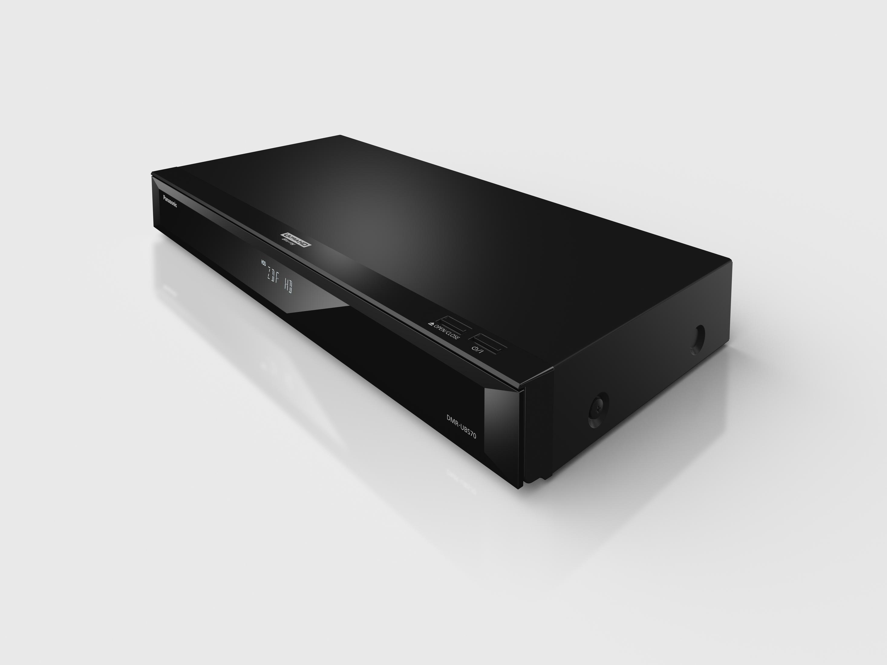 Schwarzer Panasonic Blu-ray-Player. Draufsicht. Der Player hat ein Display und Tasten. Weißer Hintergrund.