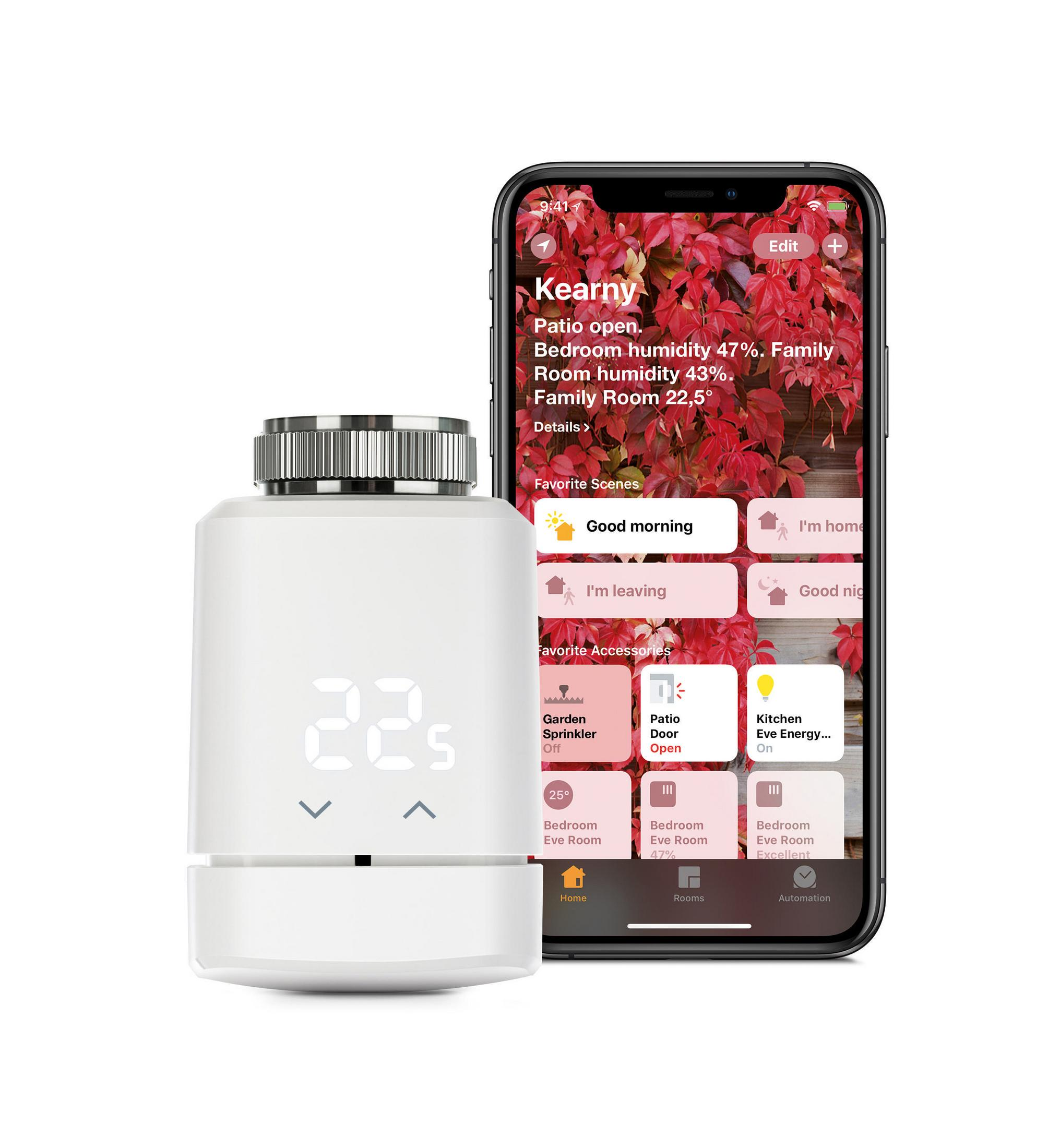 Smart Home Thermostat und ein Telefon, das die App-Oberfläche zeigt. Der Thermostat ist weiß. Weißer Hintergrund.