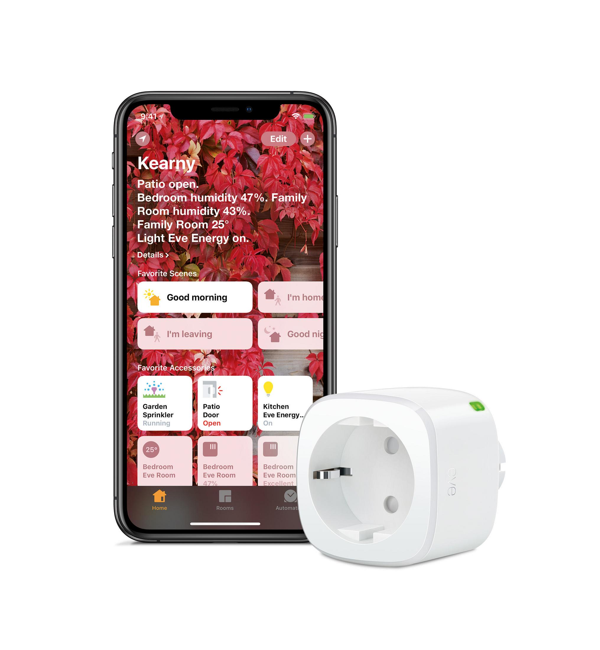 Smartphone mit Smart Home App und Smart Plug. Pflanze im Hintergrund.