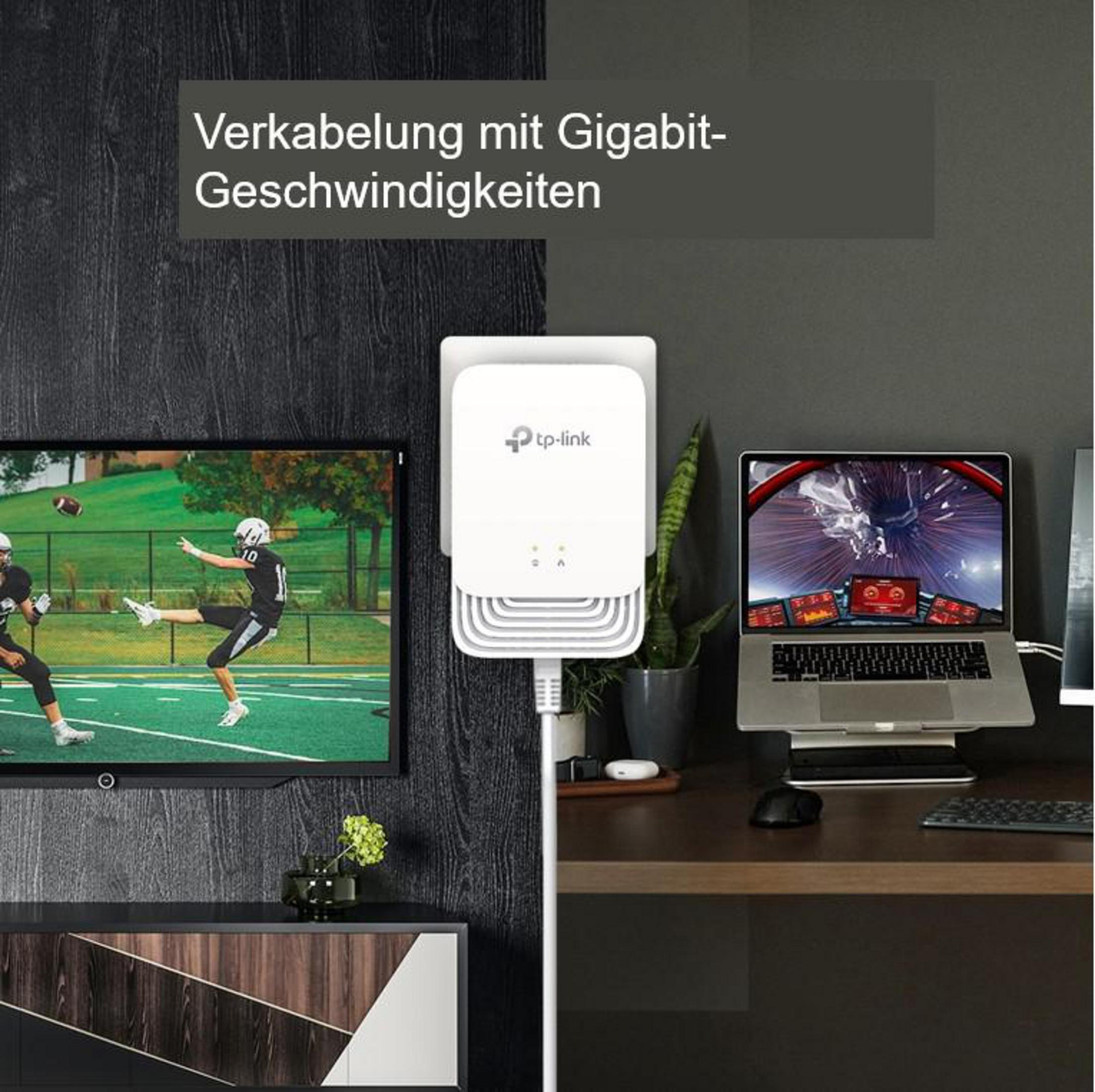 Ein weißer Powerline-Adapter mit Laptop und Fernseher im Hintergrund.