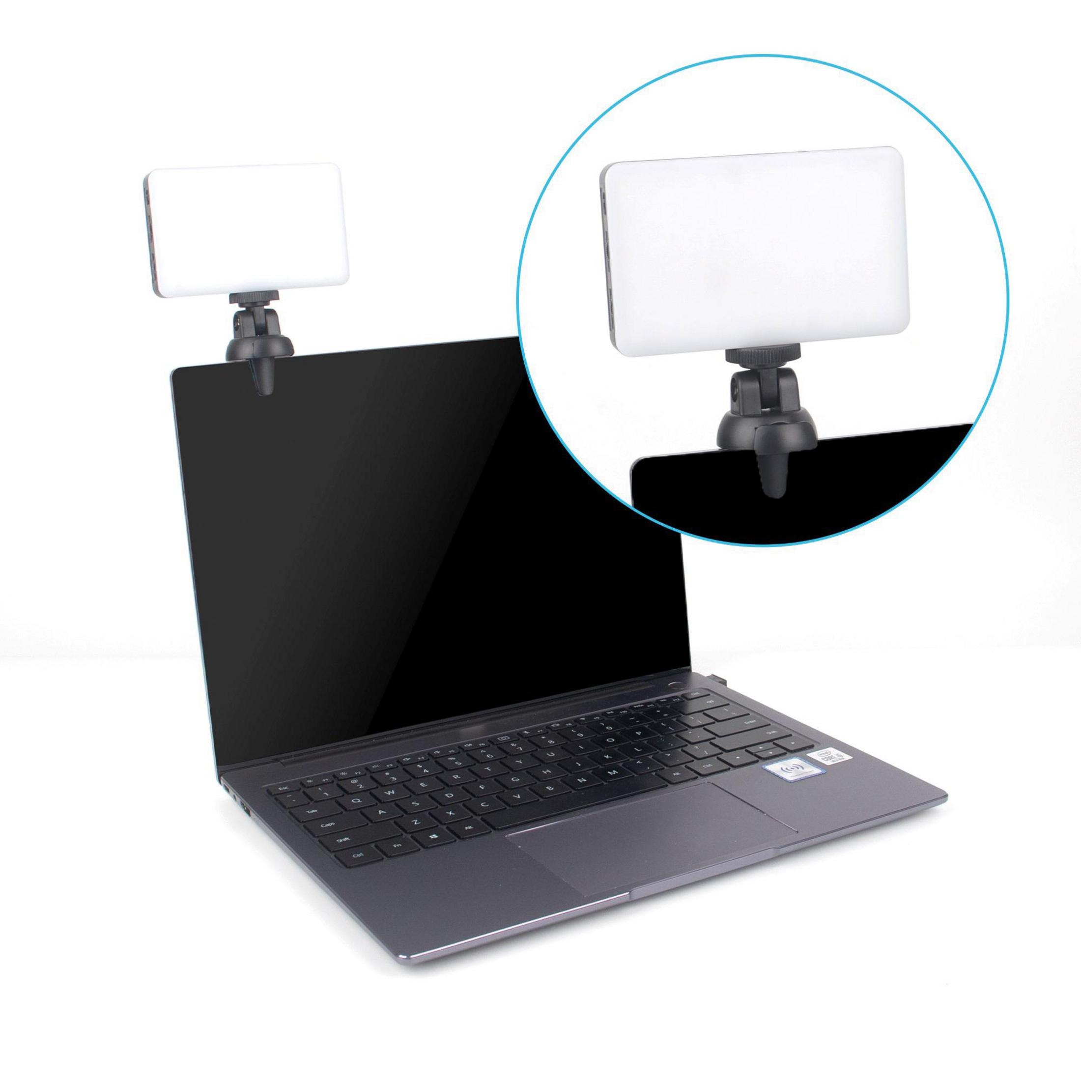 Laptop mit einem ansteckbaren, rechteckigen, hellen Licht, das über dem Bildschirm befestigt ist.