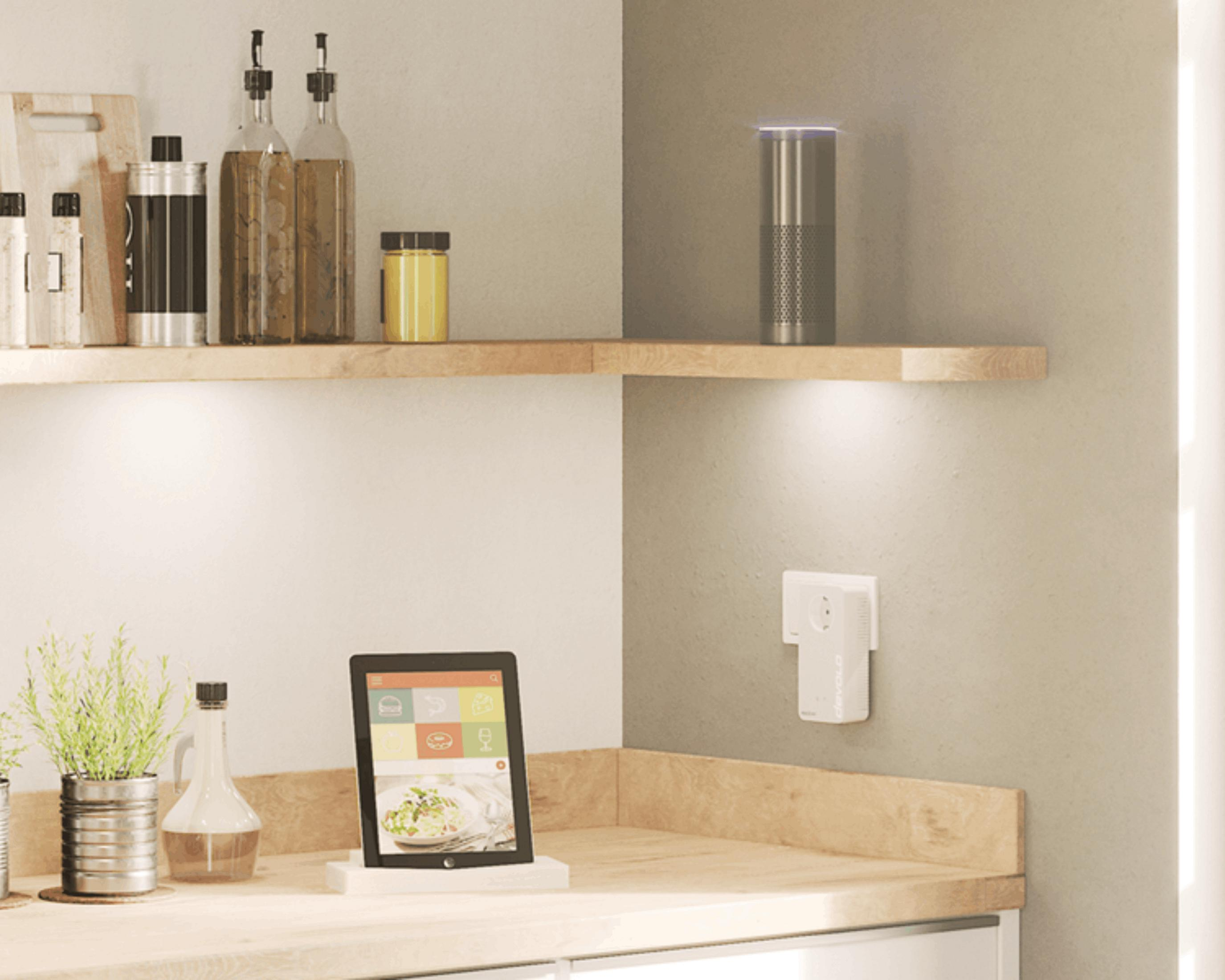 Scena kuchenna z półkami, tabletem i urządzeniem Amazon Echo. Obecne są różne przedmioty kuchenne.