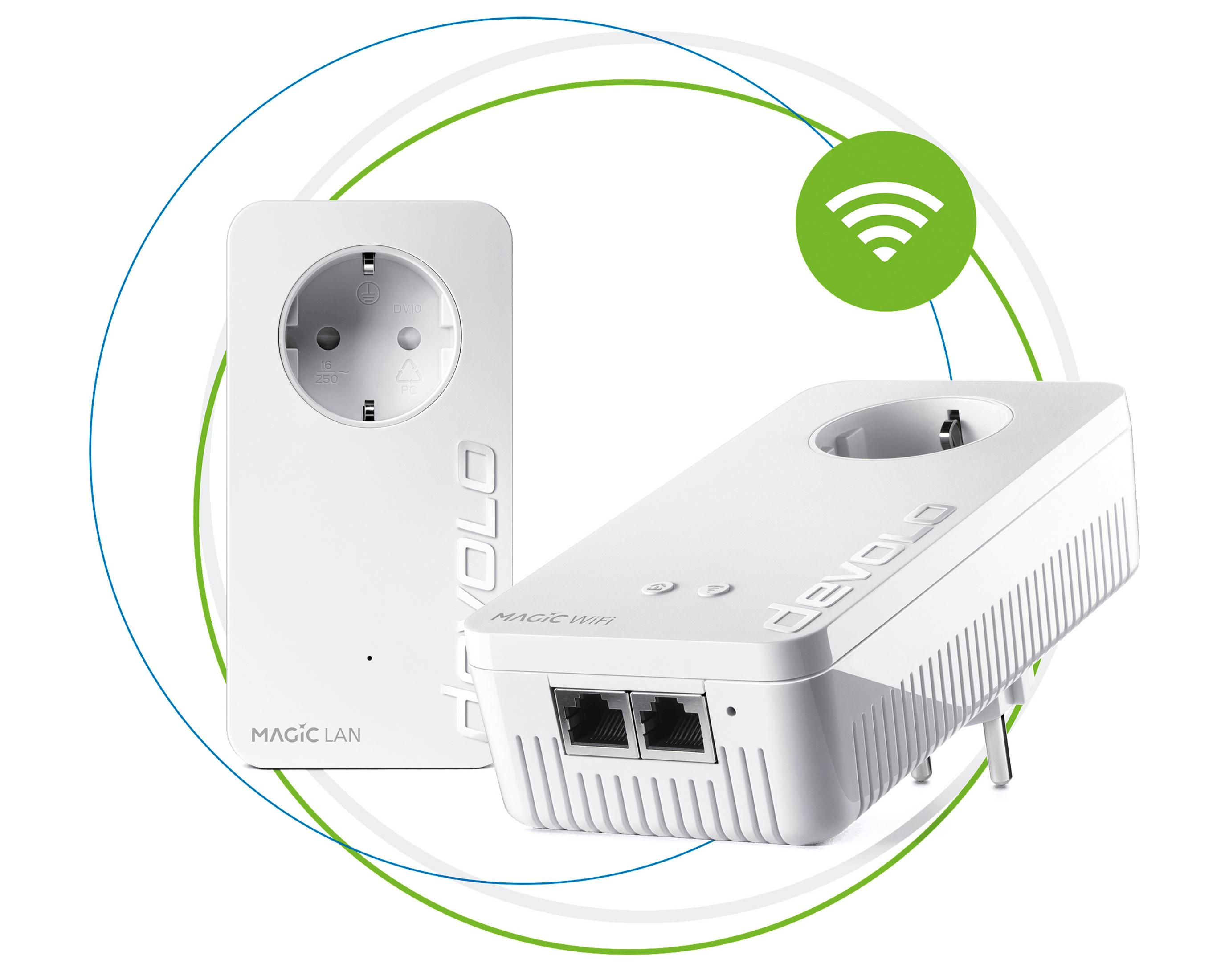 Osoba trzymająca nożyce o długich trzonkach, przycinająca zielony żywopłot w słonecznym ogrodzie.