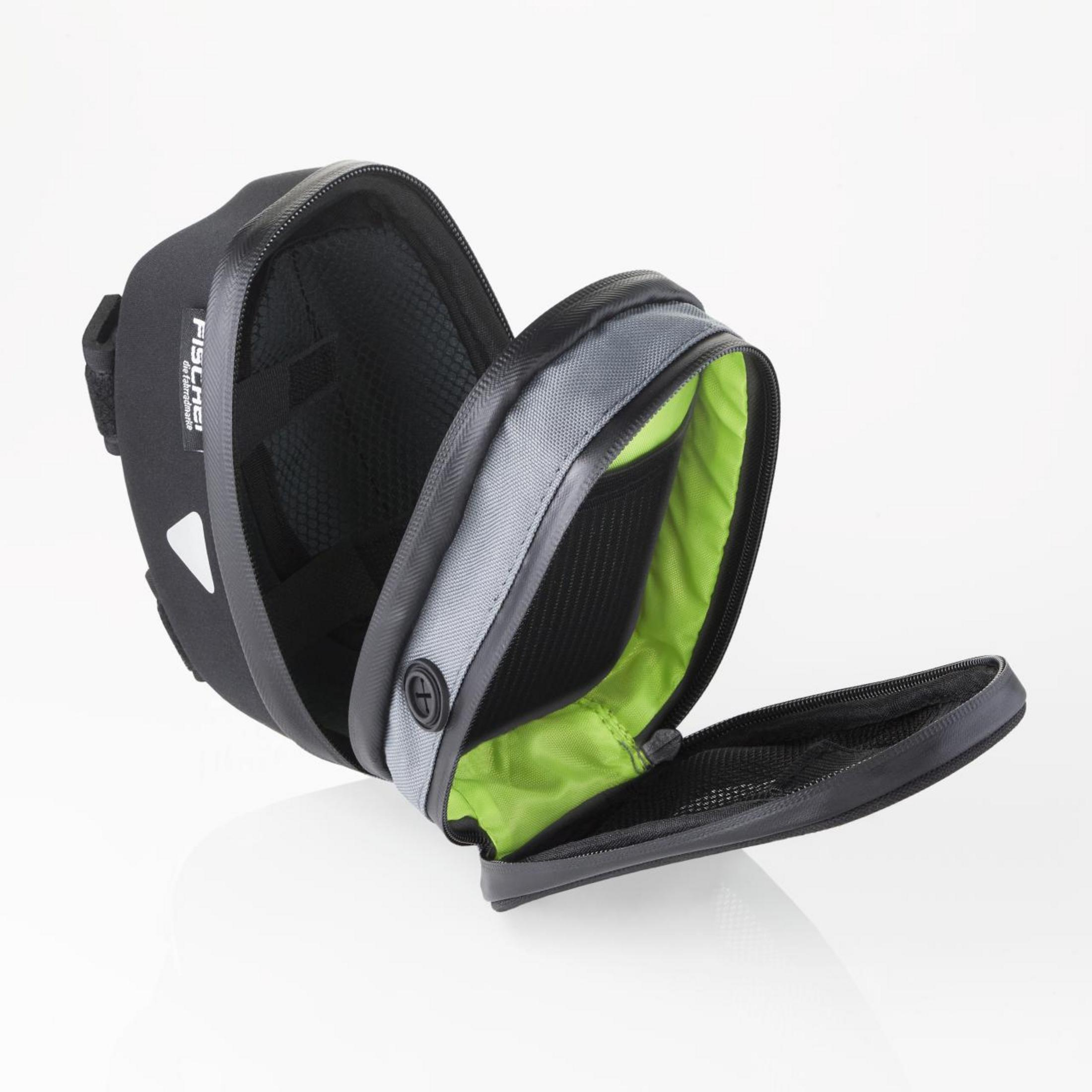 Bolsa para sillín de bicicleta negra con interior gris y forro verde.