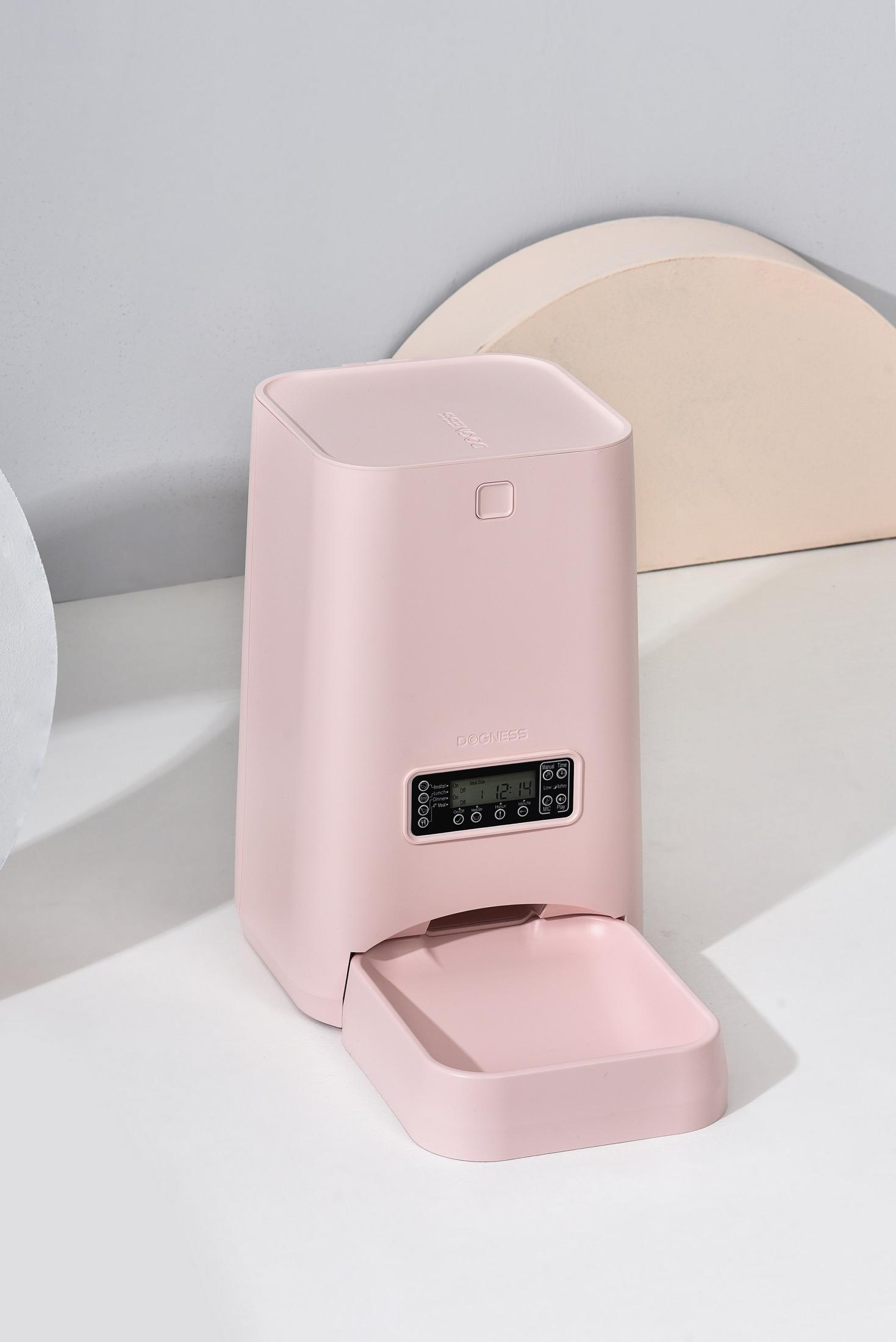 Rosa Haustierfutterspender mit digitaler Anzeige und Futternapf. Weißer Hintergrund.