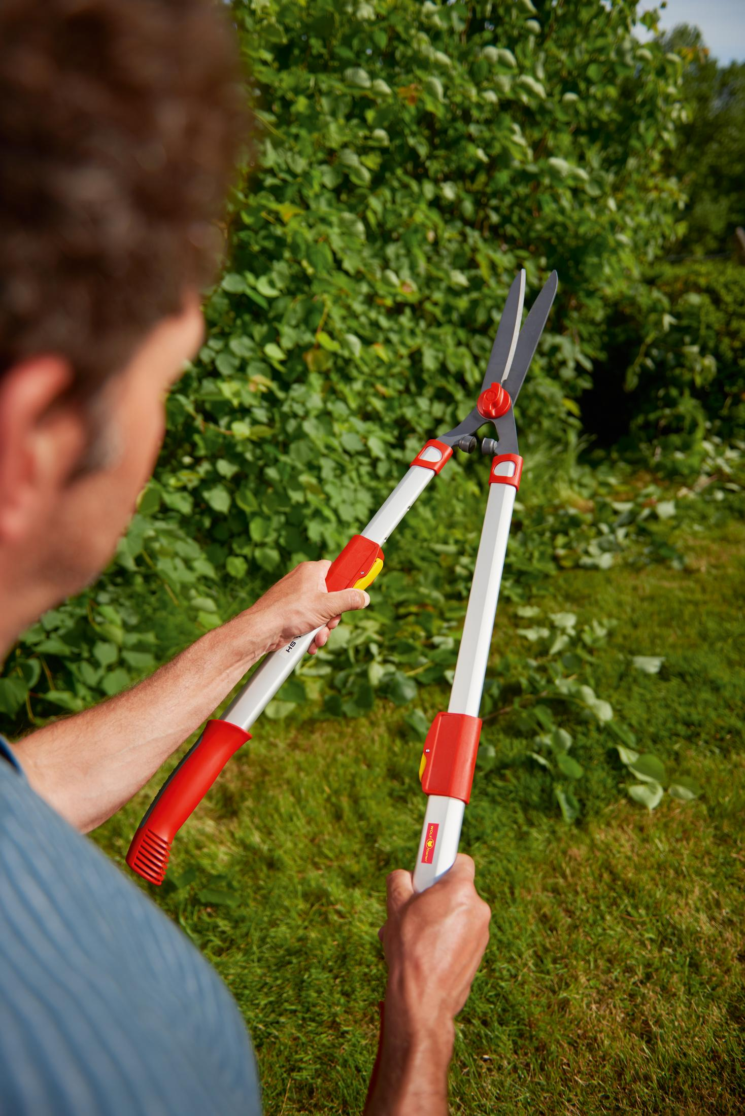 Dziecko bawiące się zabawką toru wyścigowego z budynkami i czerwoną strażą pożarną.