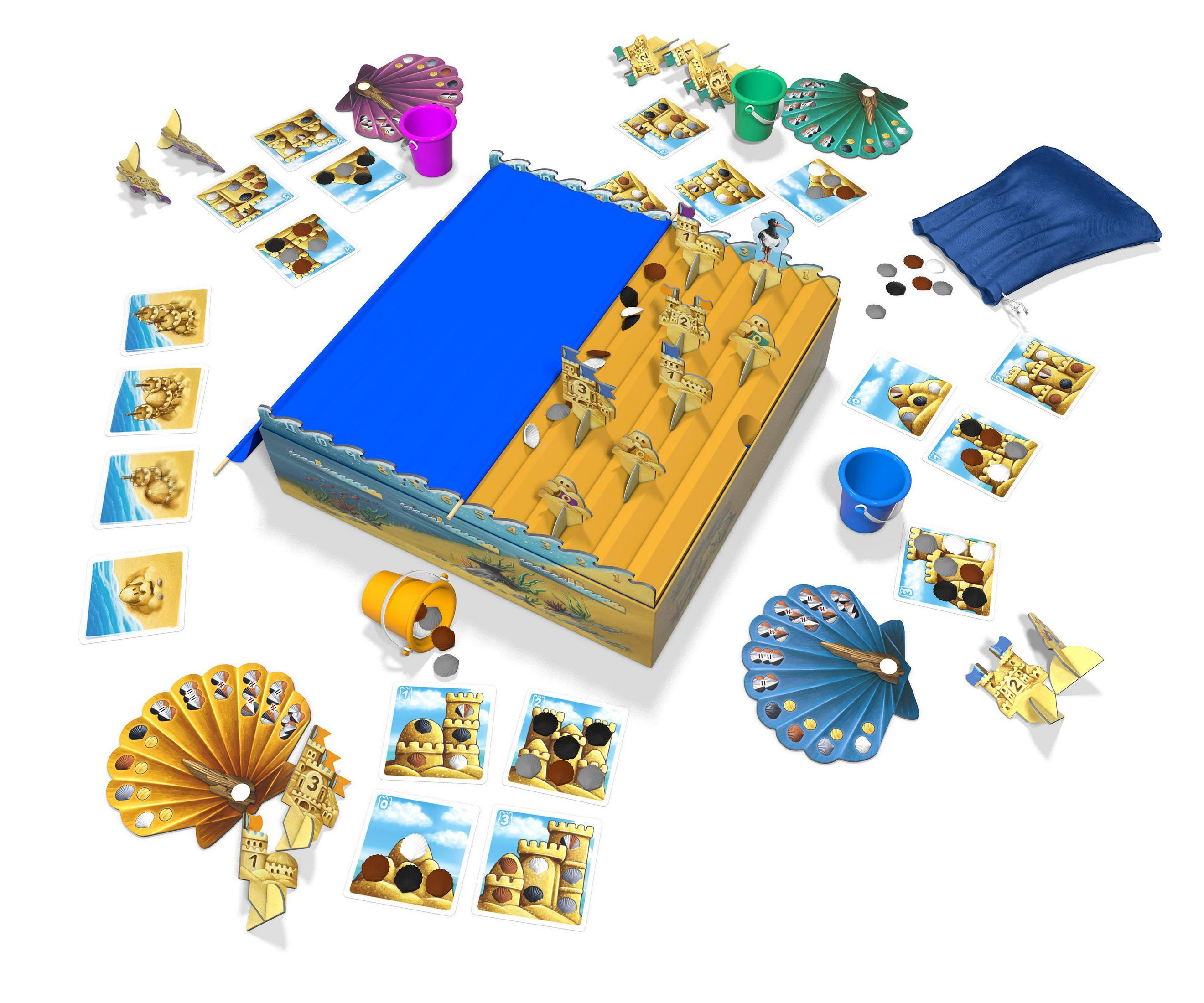 Brettspiel mit Sand-Elementen. Enthält Karten, Muscheln, Eimer und Figuren, alles auf weißer Fläche.