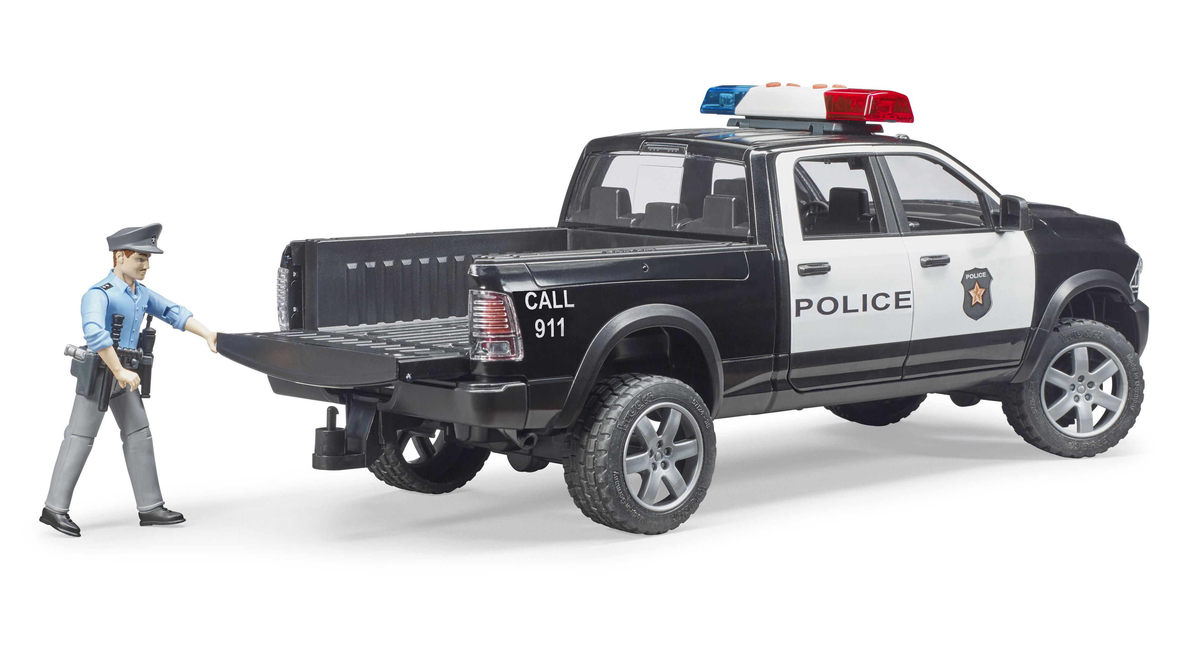 Figura di poliziotto apre il portellone di un pick-up della polizia nero con luci lampeggianti.