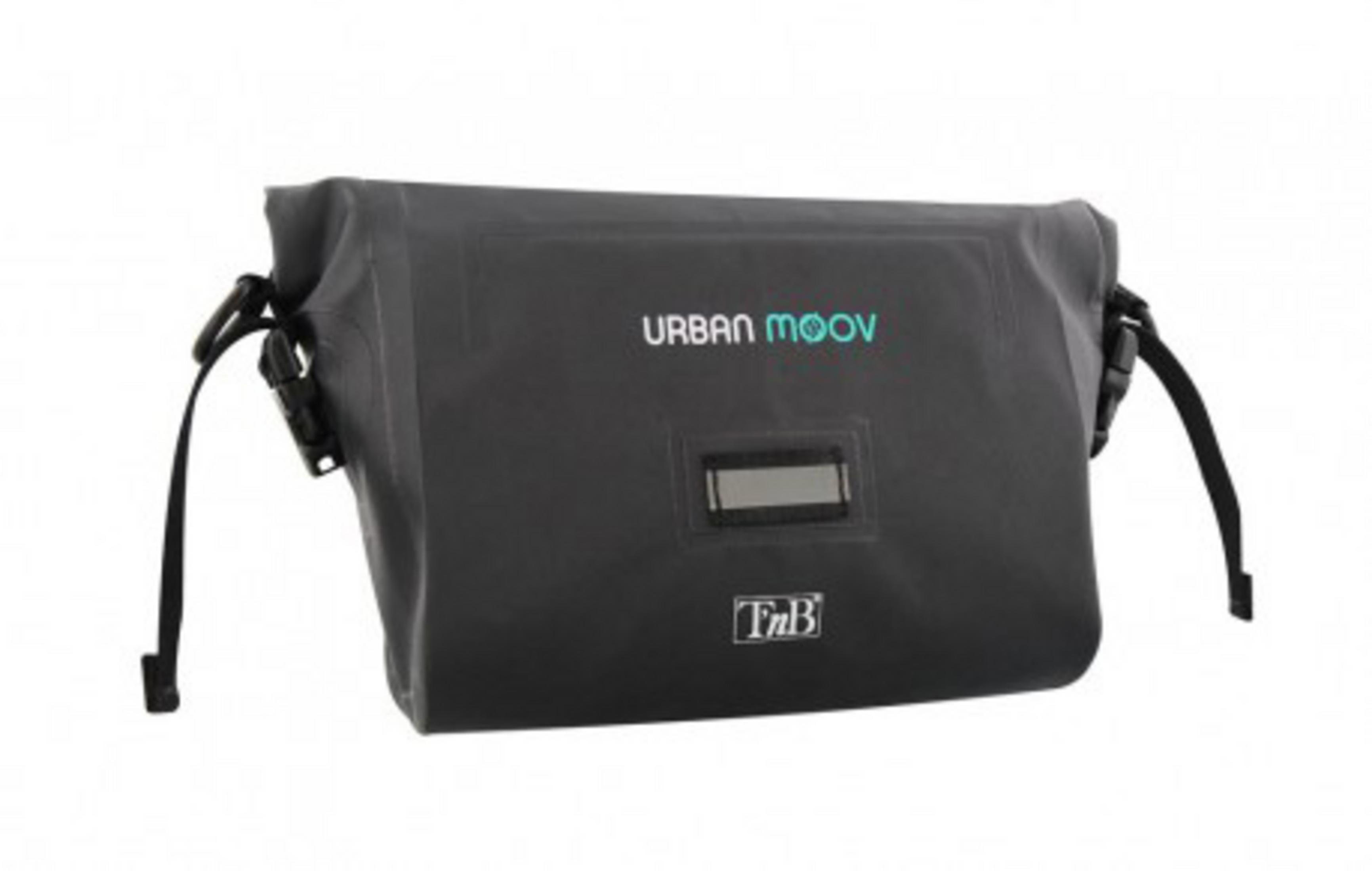 Eine schwarze wasserdichte Tasche mit den Worten Urban Moov wird angezeigt. Die Tasche hat Seitengurte.