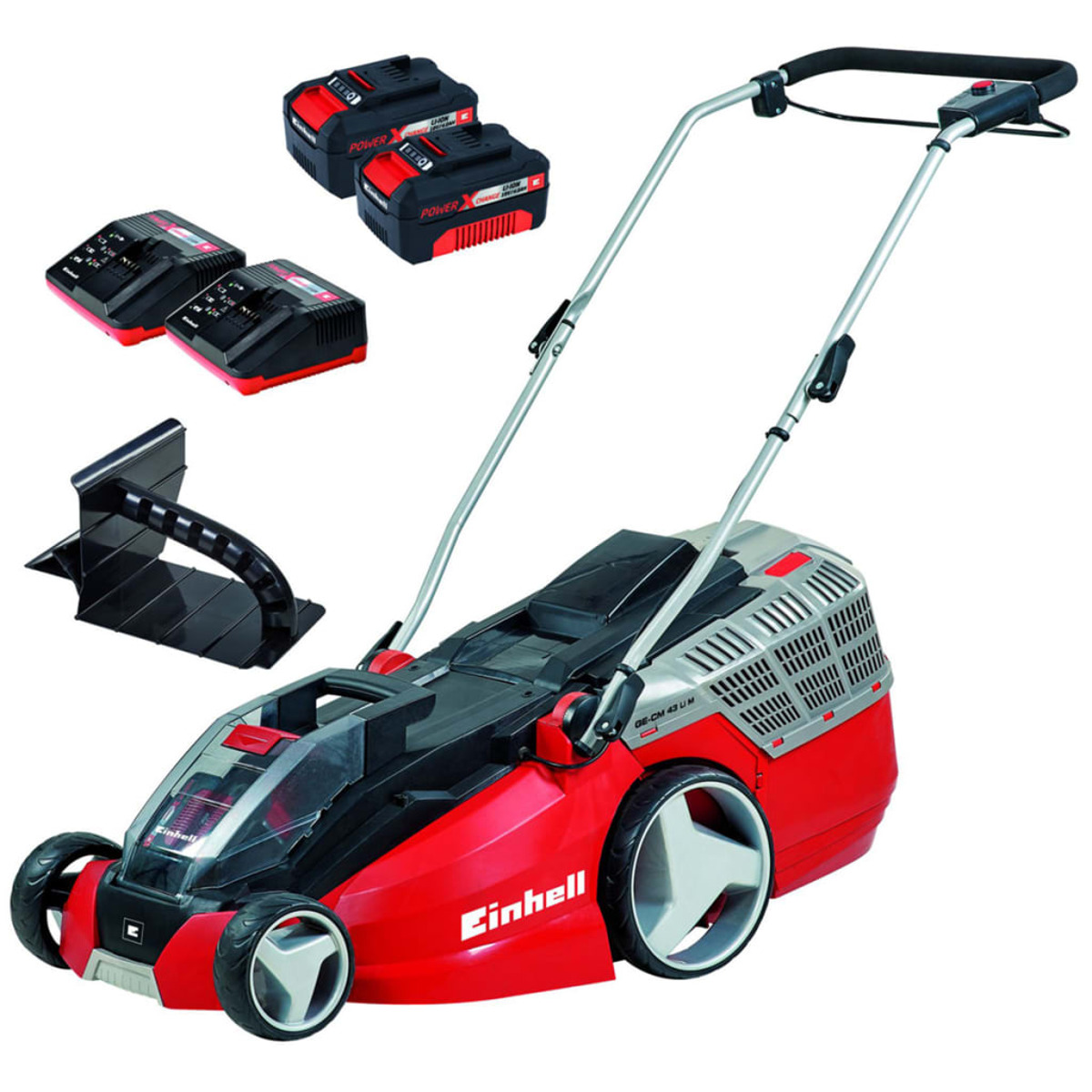 Ein rot-schwarzer Rasenmäher mit zwei Batterien und Ladegeräten vor weißem Hintergrund.