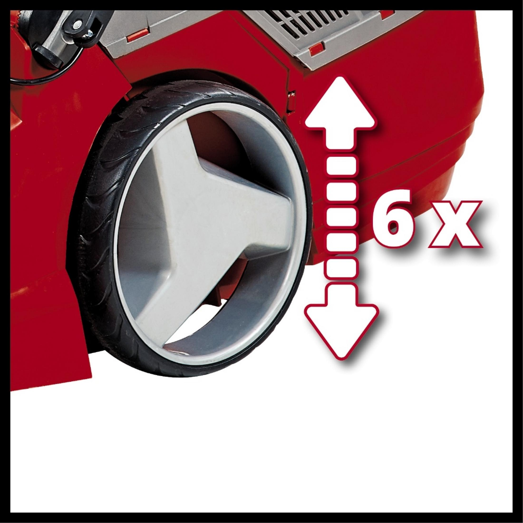 Nahaufnahme eines roten Rasenmäherrads mit Pfeil und Text '6x', der die Höheneinstellung anzeigt.