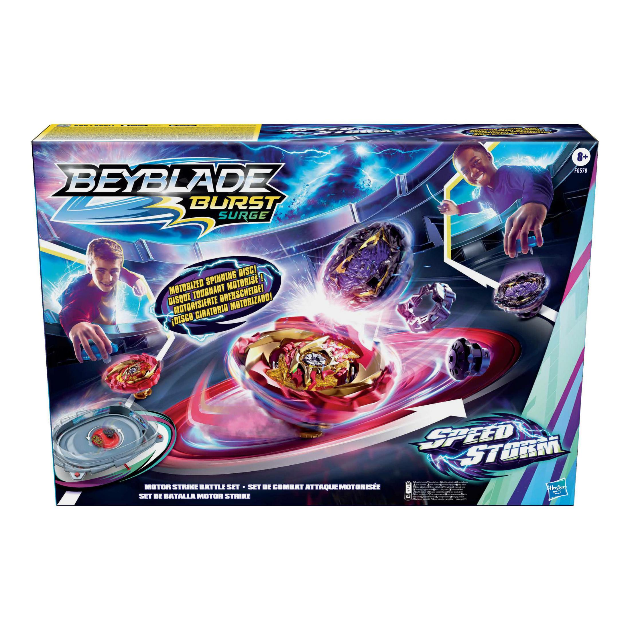 Eine Spielzeugkiste mit einem Beyblade Burst Surge-Set. Zwei Kinder spielen mit dem Spielzeug.