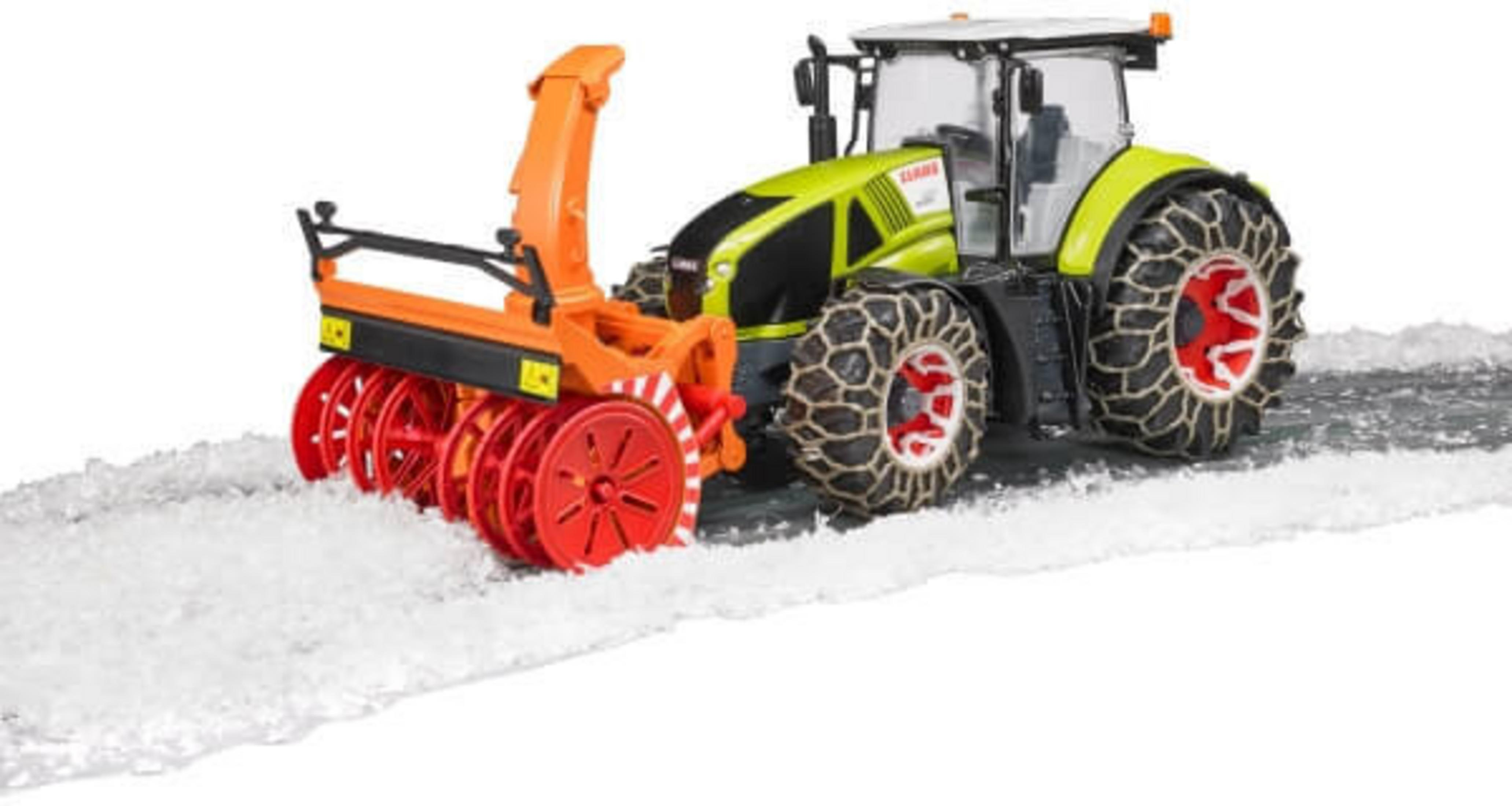 Un tractor de juguete con una sopladora de nieve quitando nieve sobre una superficie blanca. Fondo blanco.