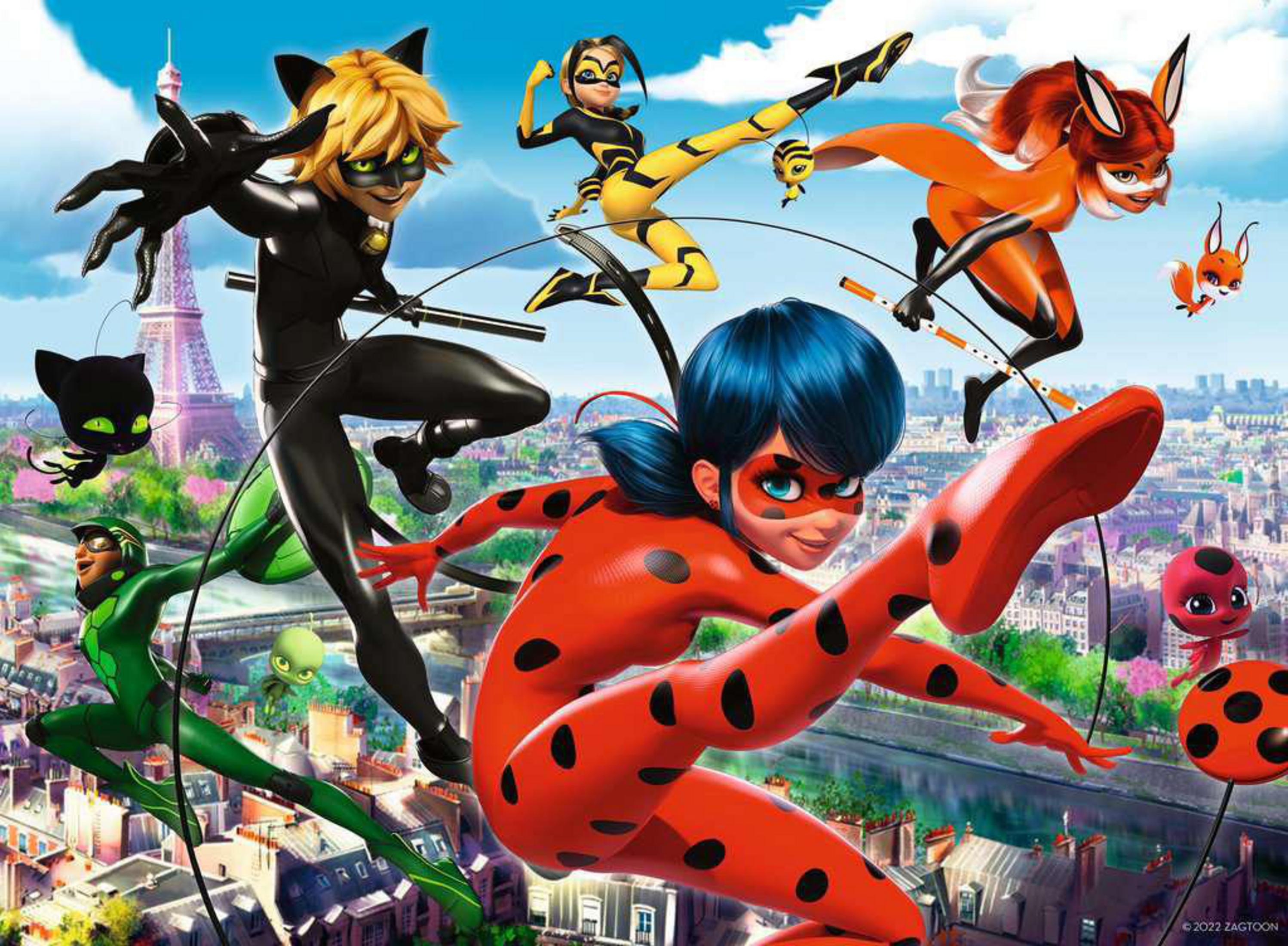 Postacie Miraculous w pozach akcji, tło miasta.