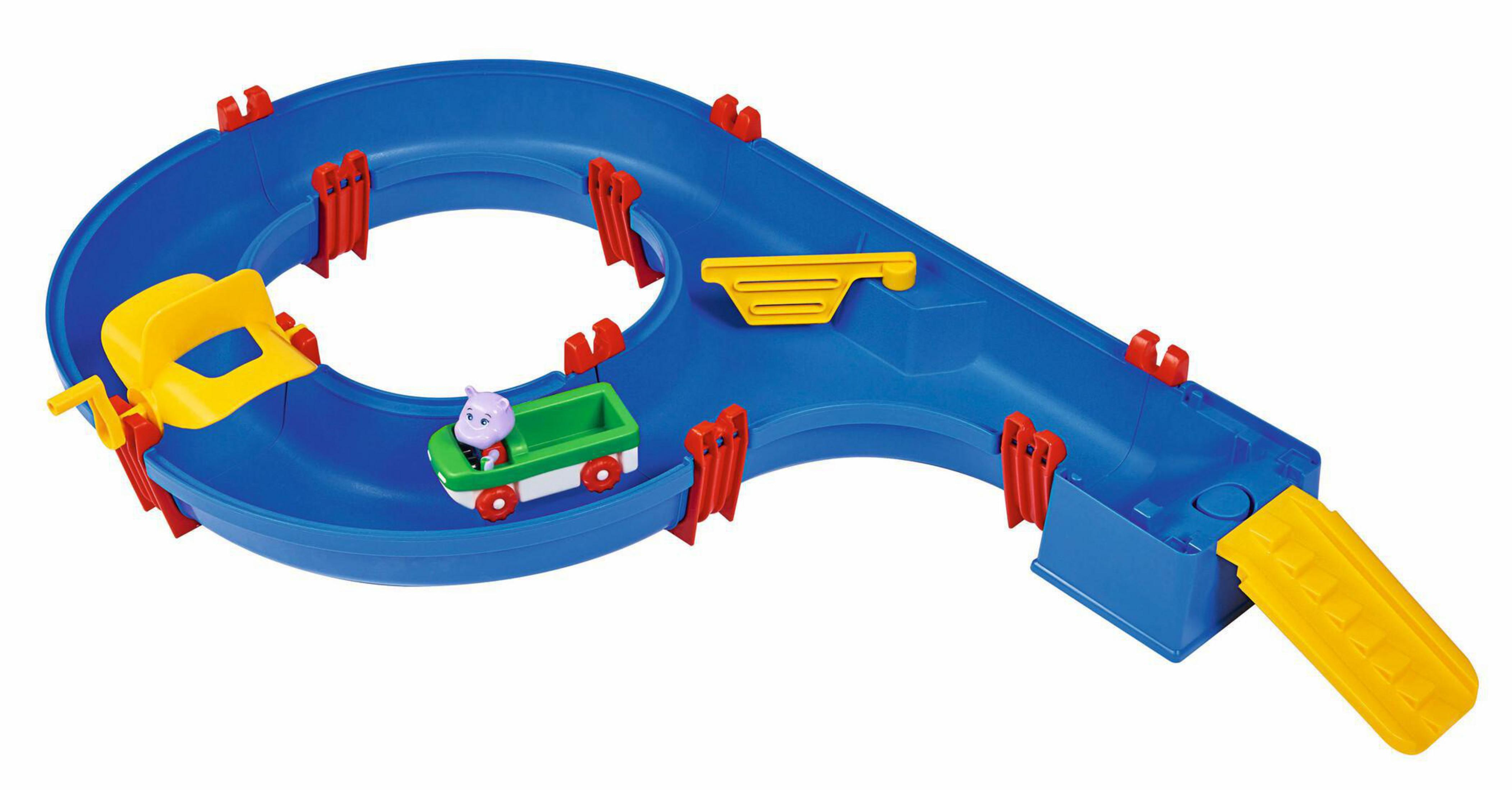 Spielzeug-Wassertrack mit Nilpferd im Auto. Blauer Track, rote Stützen, gelbe Rampen. Weißer Hintergrund.