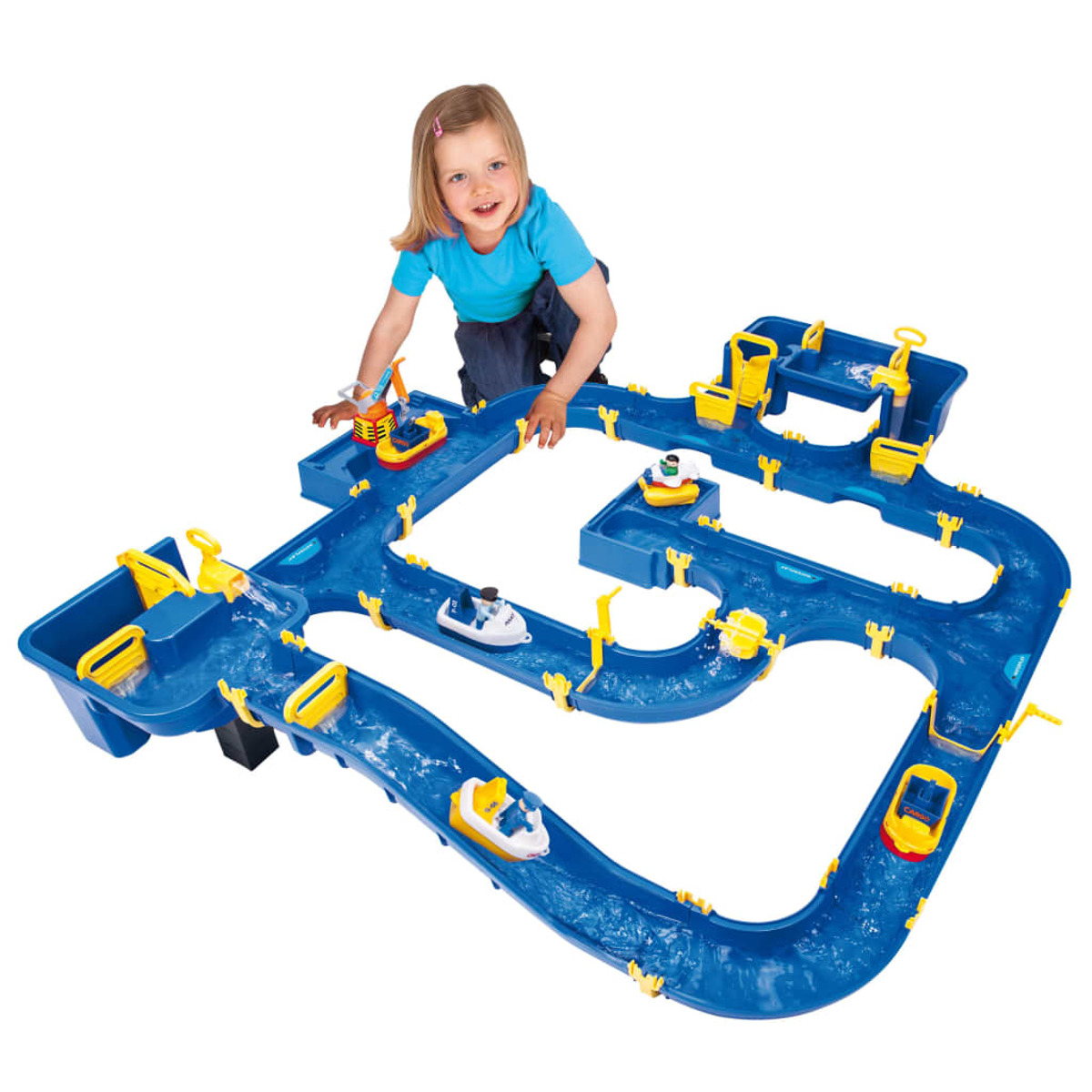 Una bambina che gioca con un set da gioco d'acqua blu. Il set ha una pista con barche e accessori.