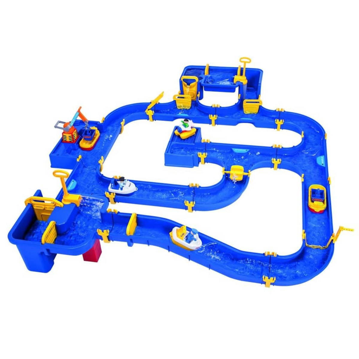 Un set da gioco d'acqua blu con una pista, barche e accessori gialli. Il set è pieno d'acqua.