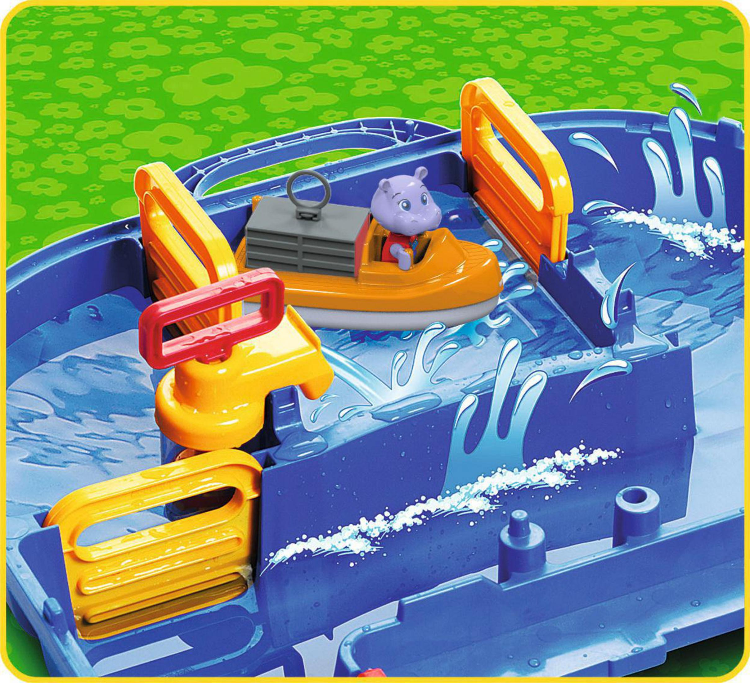 Spielzeug-Wasserspielset. Orangefarbenes Boot mit Nilpferd, blaues Wasser, gelbe Barrieren.