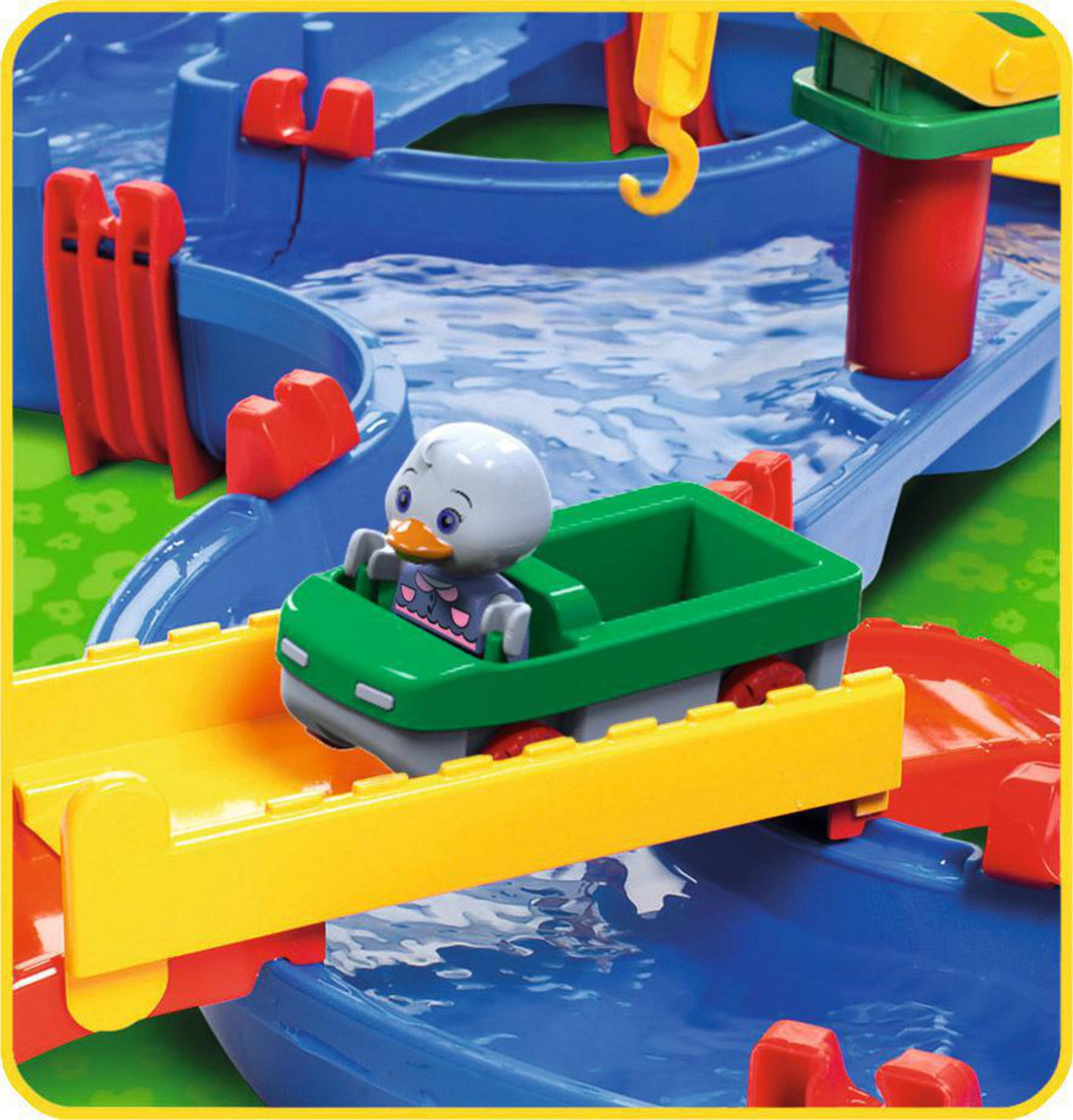 Spielzeug-Wassertrack Nahaufnahme. Grünes Auto mit Ente. Blauer Track, gelbe Rampe. Weißer Hintergrund.