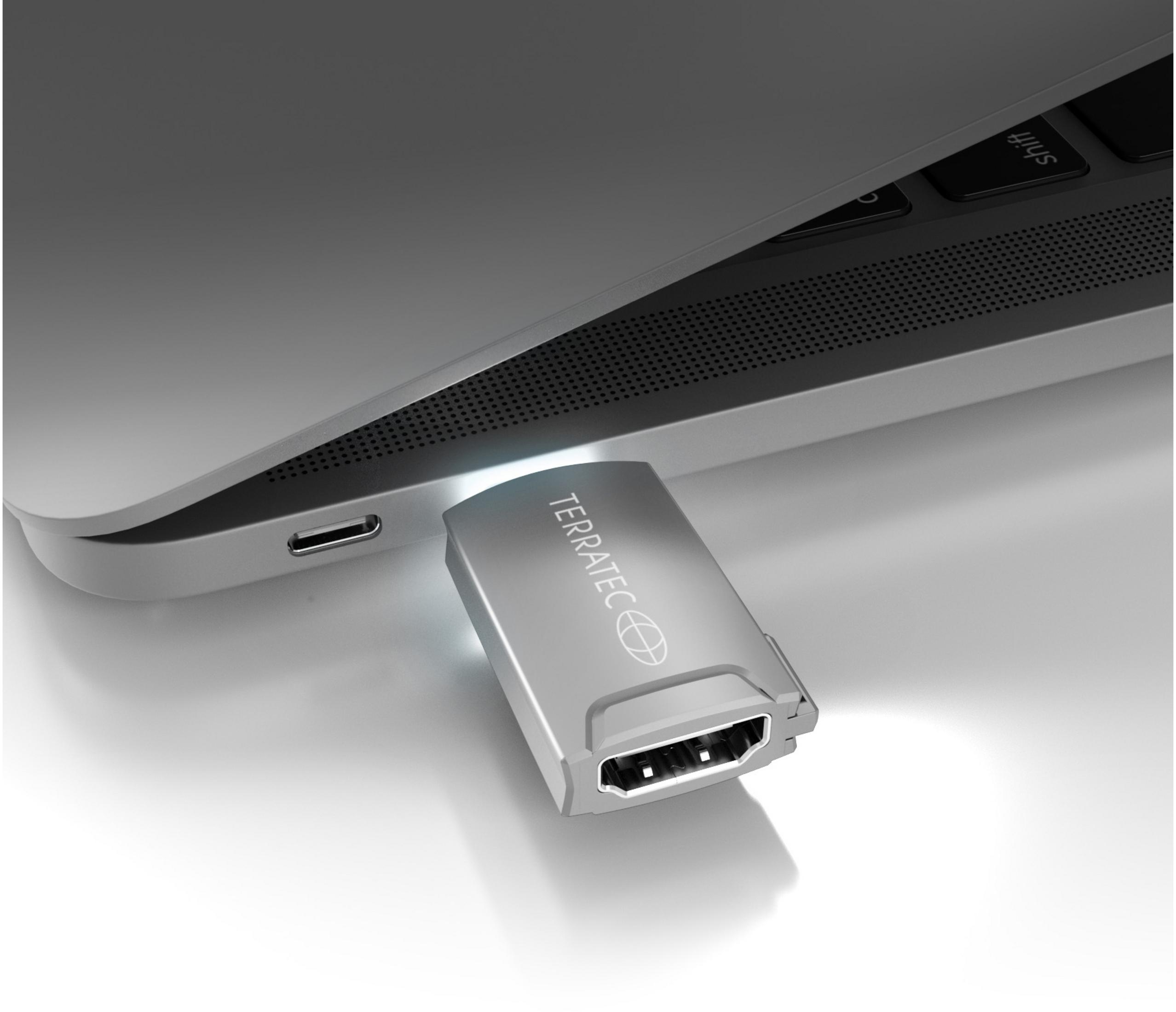 Silberner HDMI-Adapter, der an einen Laptop angeschlossen ist.