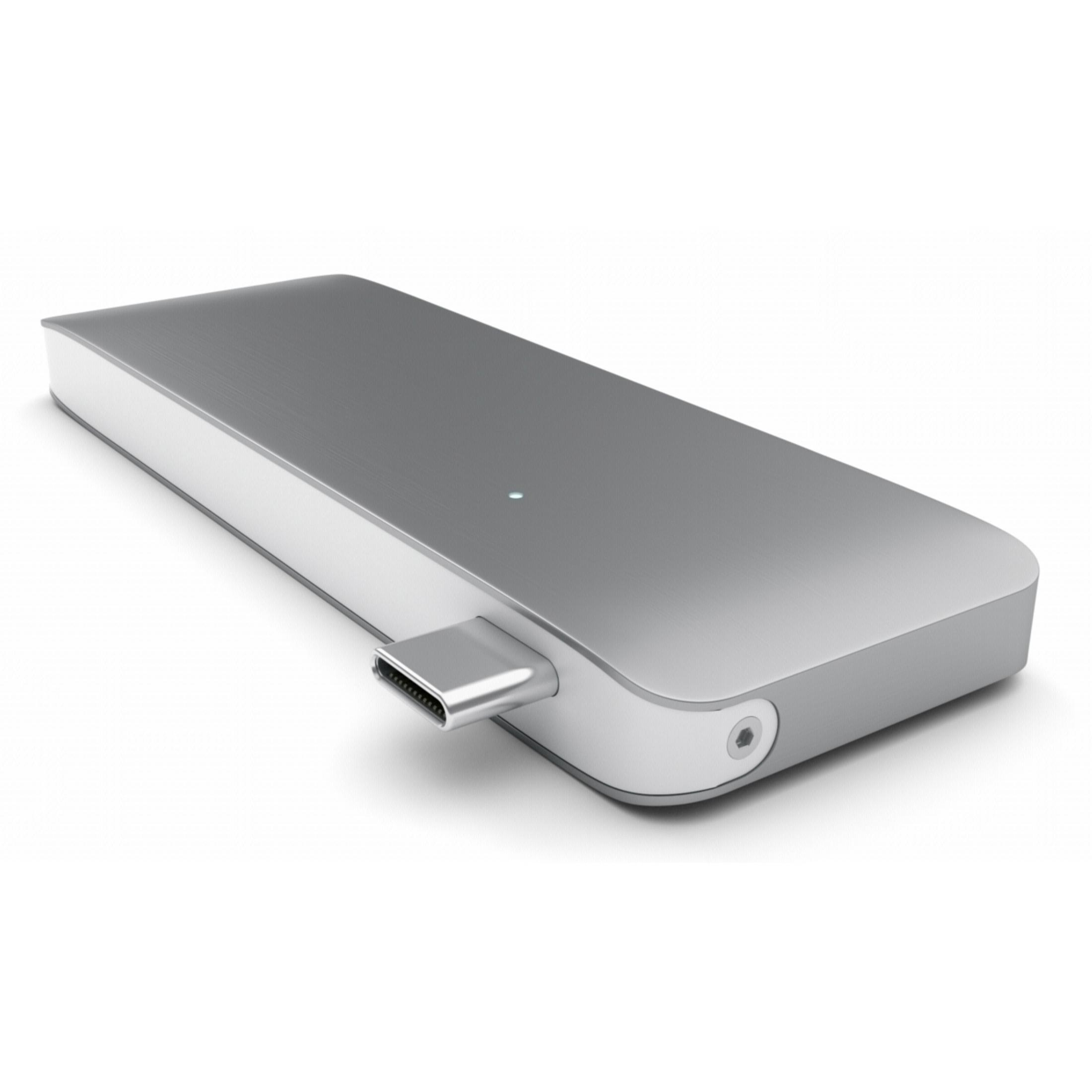 Silber-weißer USB-C-Hub mit einem einzelnen Anschluss und einem kleinen Licht, isoliert auf Weiß.