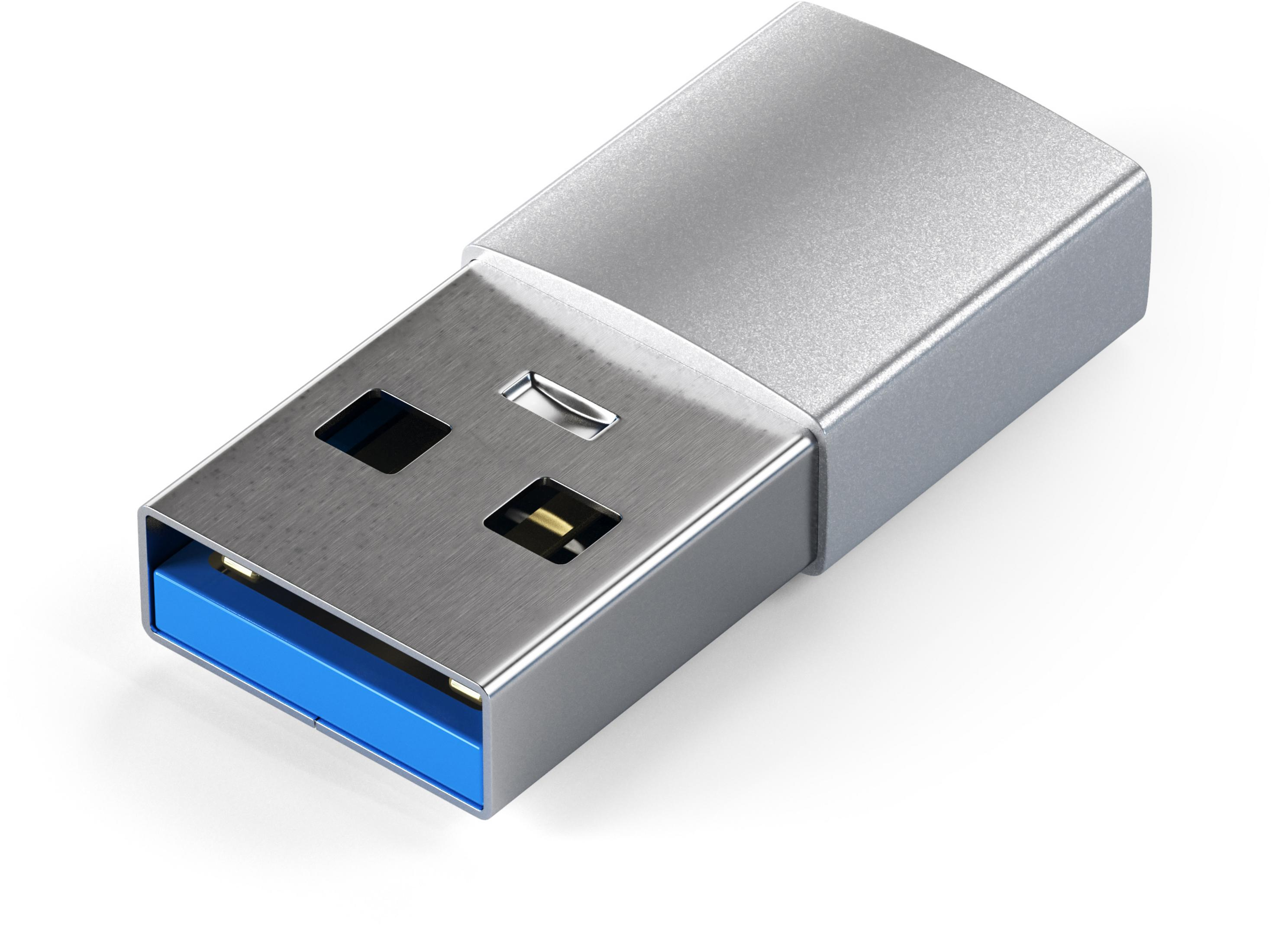 Connettore USB argento con interno blu. Sfondo bianco. Primo piano.