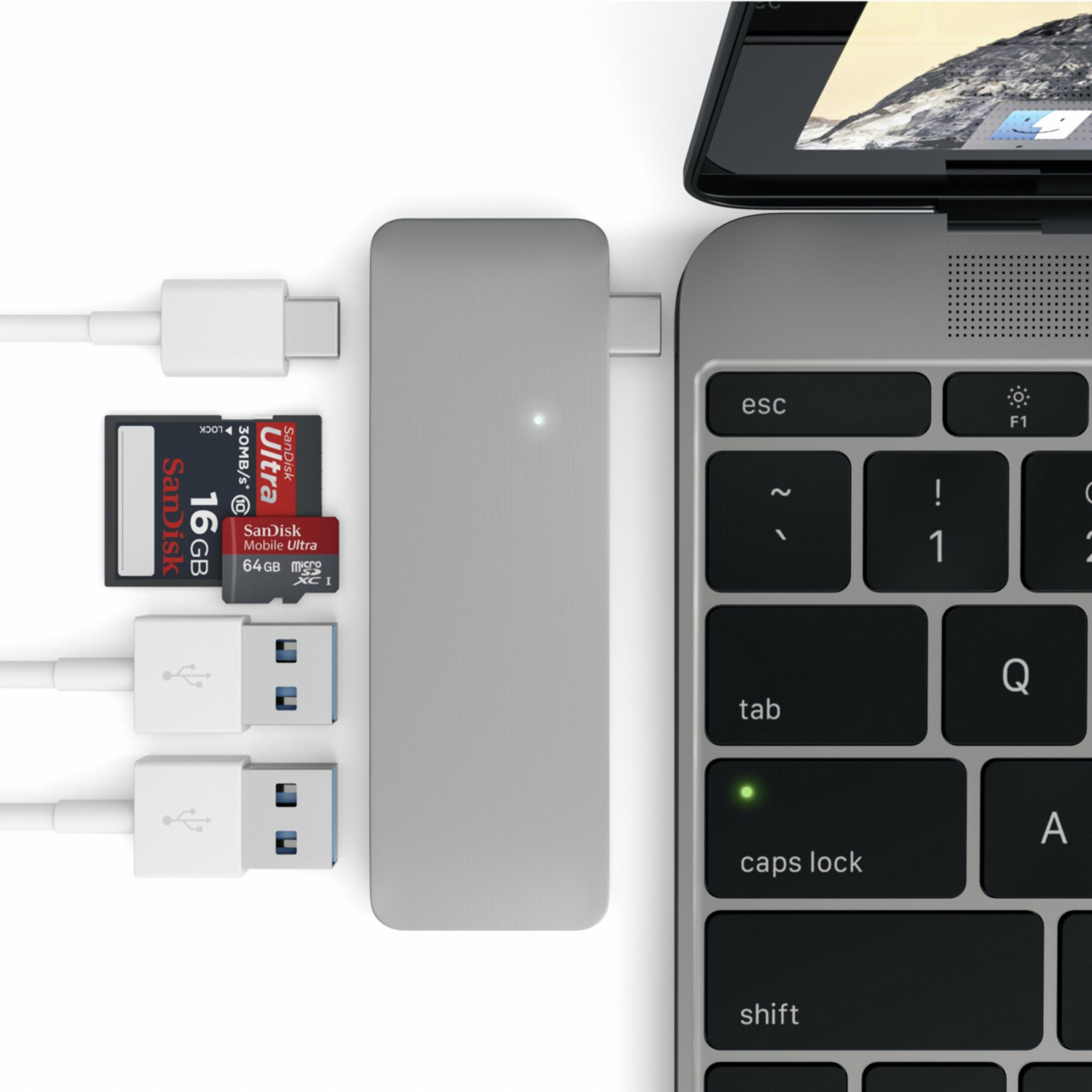 Laptop mit Hub und Karten. SD-Karten und USB-Geräte angeschlossen.