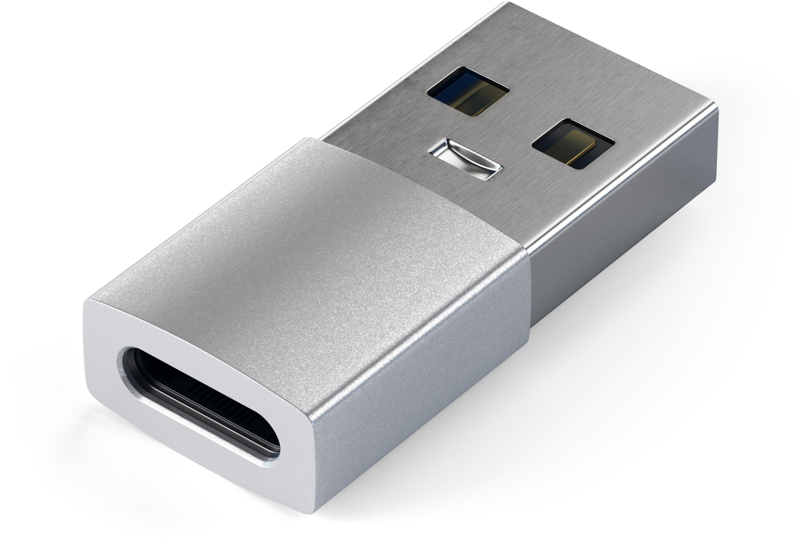 Adattatore argento USB-C a USB-A, vista angolata.